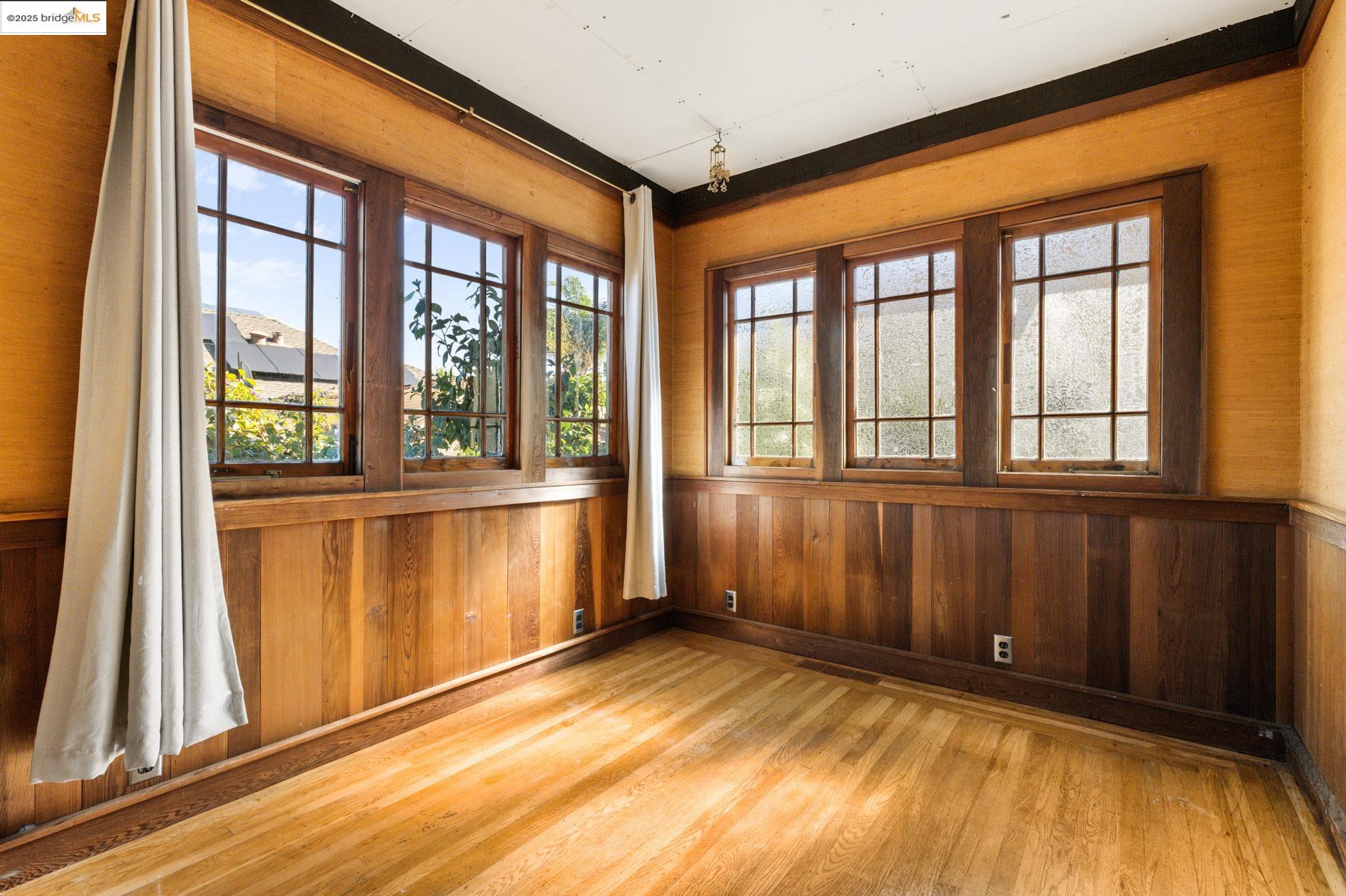 Detail Gallery Image 19 of 41 For 4430 Webster St, Oakland,  CA 94609 - 2 Beds | 1/1 Baths