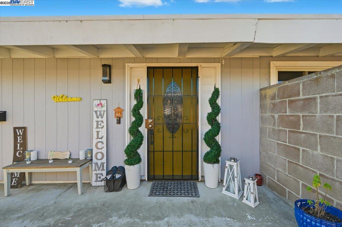 Detail Gallery Image 4 of 53 For 1481 Rieger Ave, Hayward,  CA 94544 - 3 Beds | 2 Baths