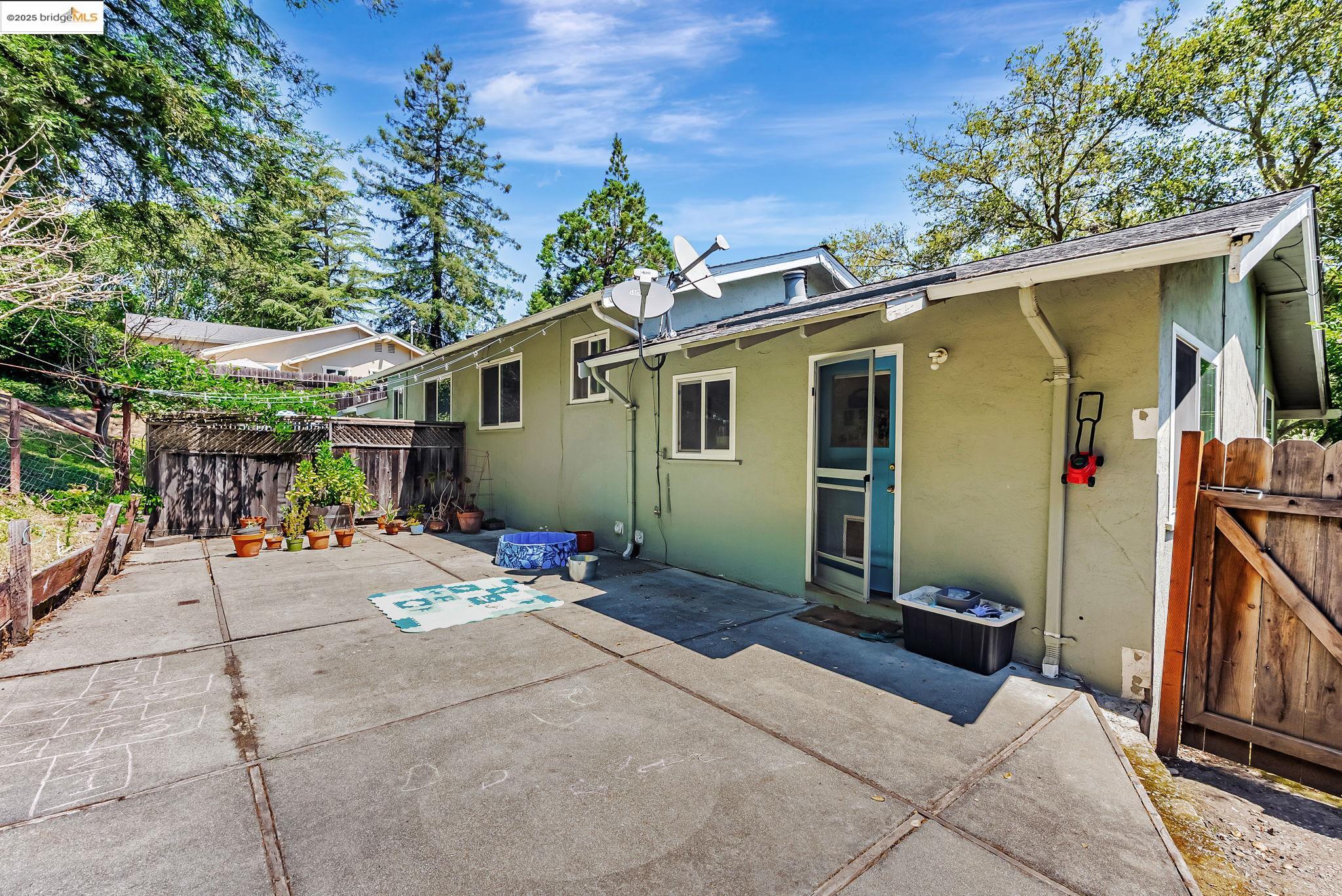 Detail Gallery Image 23 of 24 For 2050 Donald Dr, Moraga,  CA 94556 - 4 Beds | 2 Baths