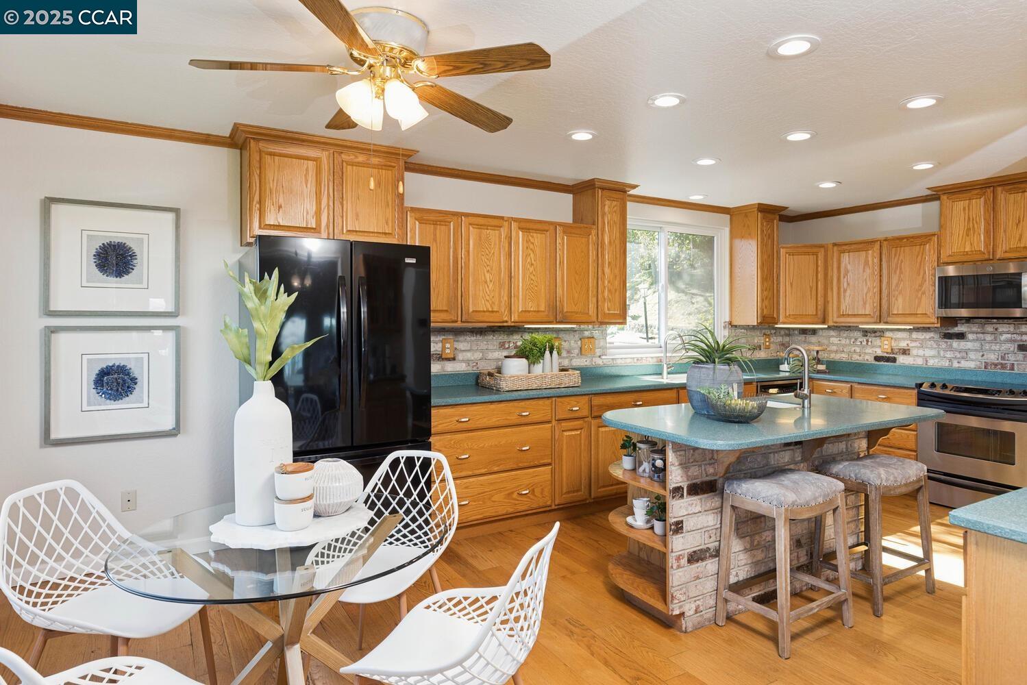 Detail Gallery Image 7 of 35 For 1087 Hillside Dr, Martinez,  CA 94553 - 4 Beds | 2/1 Baths