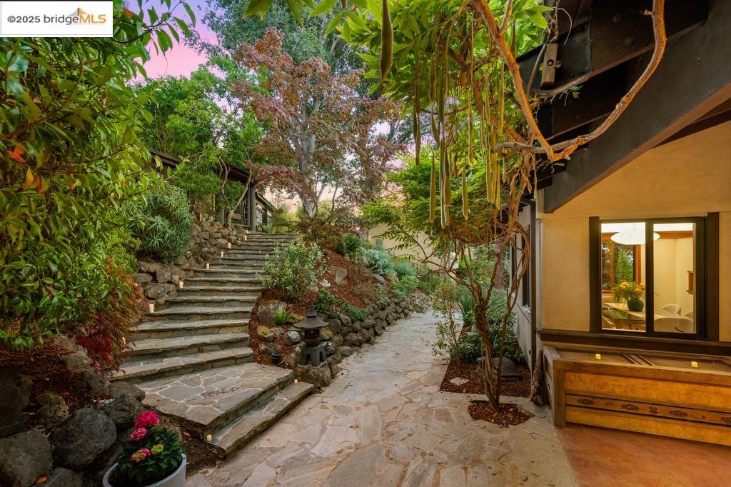 Detail Gallery Image 5 of 60 For 25 Dartmouth Dr, Berkeley,  CA 94705 - 5 Beds | 4/1 Baths