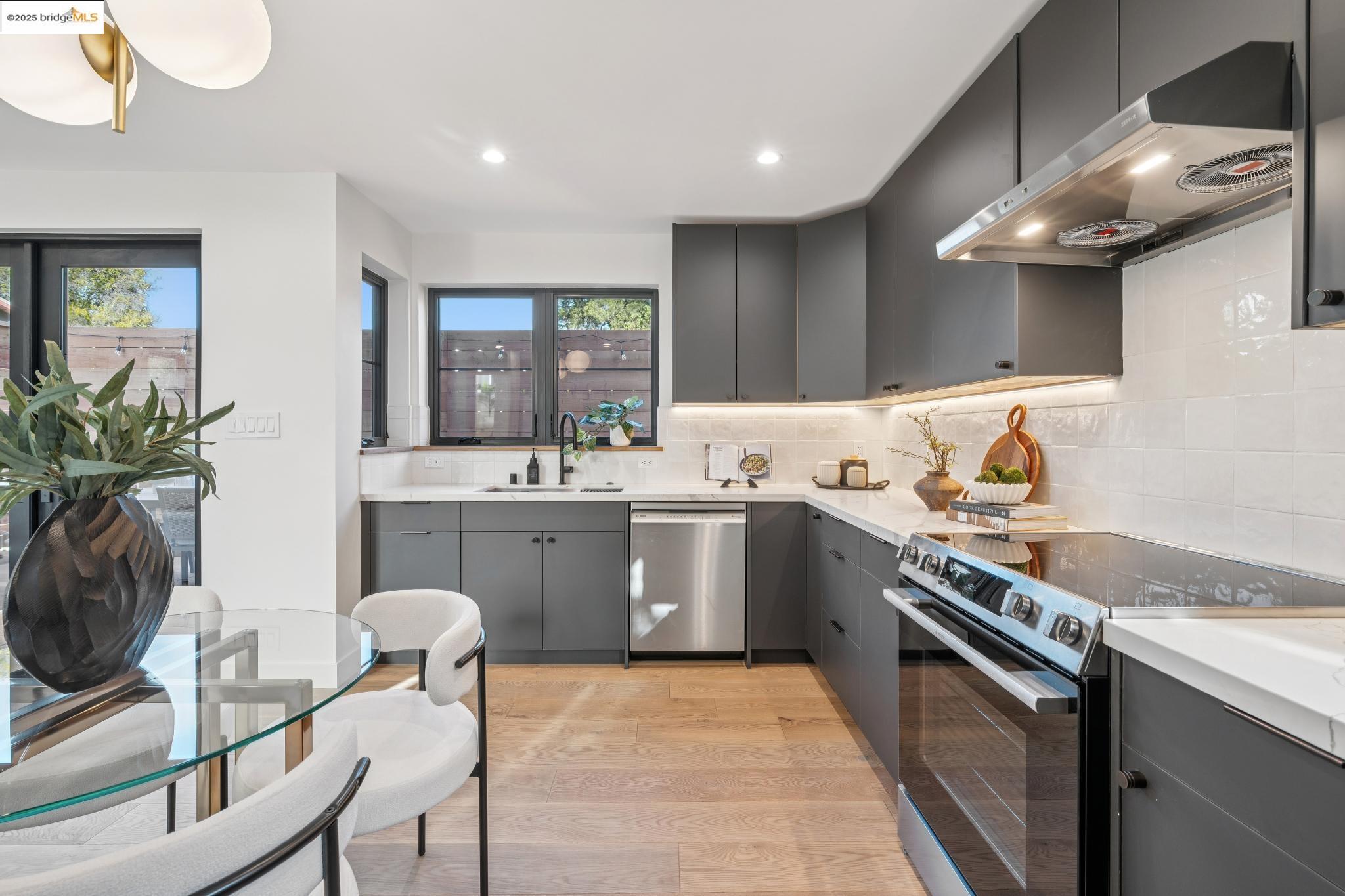 Detail Gallery Image 19 of 56 For 1516 Blake St a,  Berkeley,  CA 94703 - 2 Beds | 2 Baths