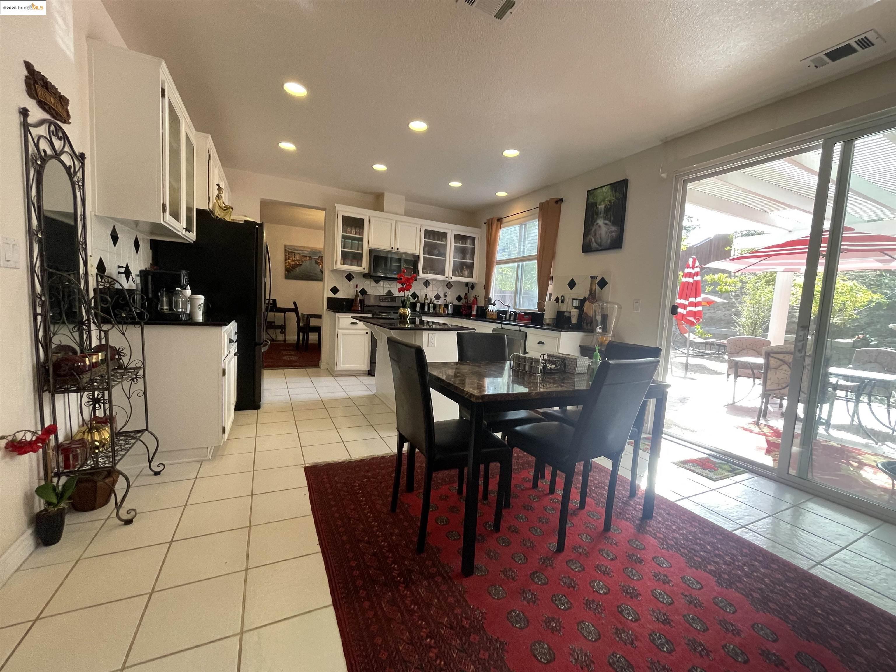 Detail Gallery Image 9 of 47 For 1928 Badger Pass Way, Antioch,  CA 94531 - 4 Beds | 3 Baths