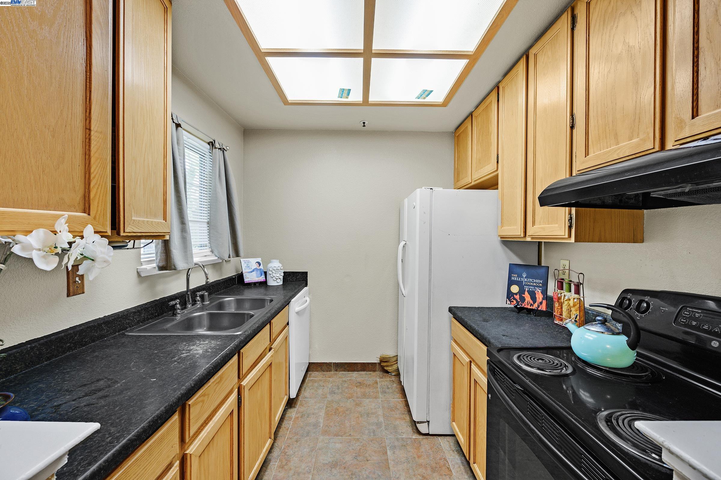 Detail Gallery Image 8 of 33 For 205 Dursey Dr, Pinole,  CA 94564 - 2 Beds | 1 Baths