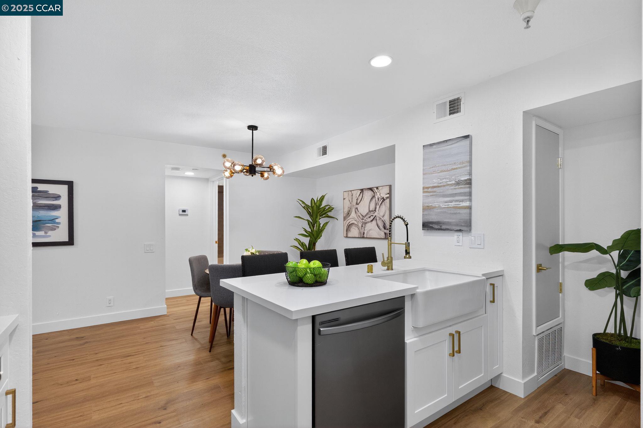 Photo #3: 41115585 Listing: Photo #3