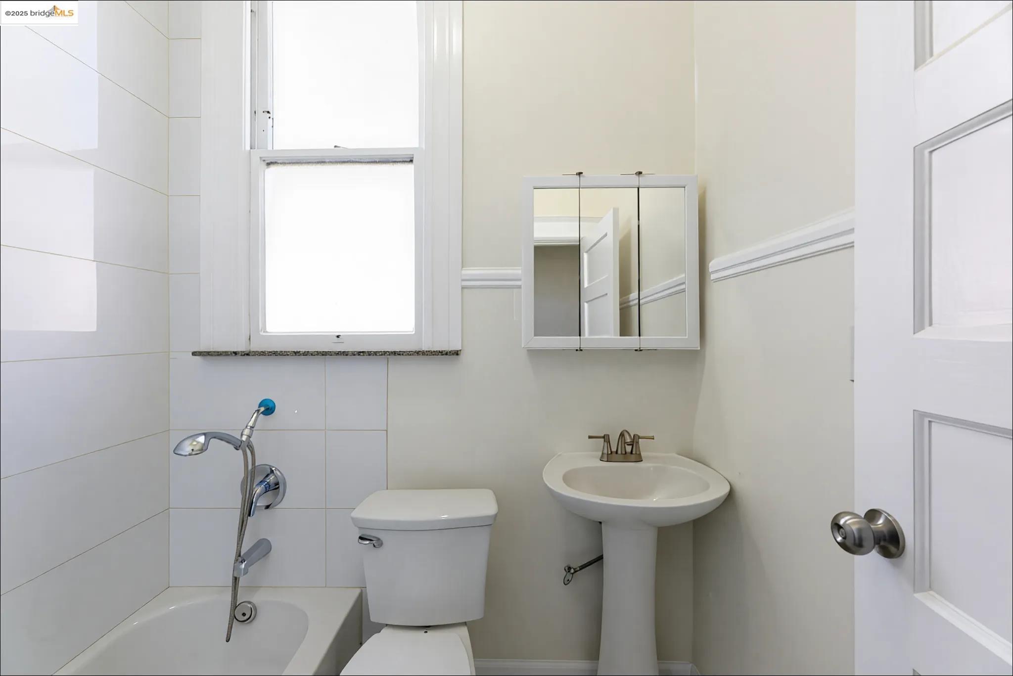 Detail Gallery Image 12 of 32 For 49a Auburn Street, San Francisco,  CA 94133 - 2 Beds | 1 Baths