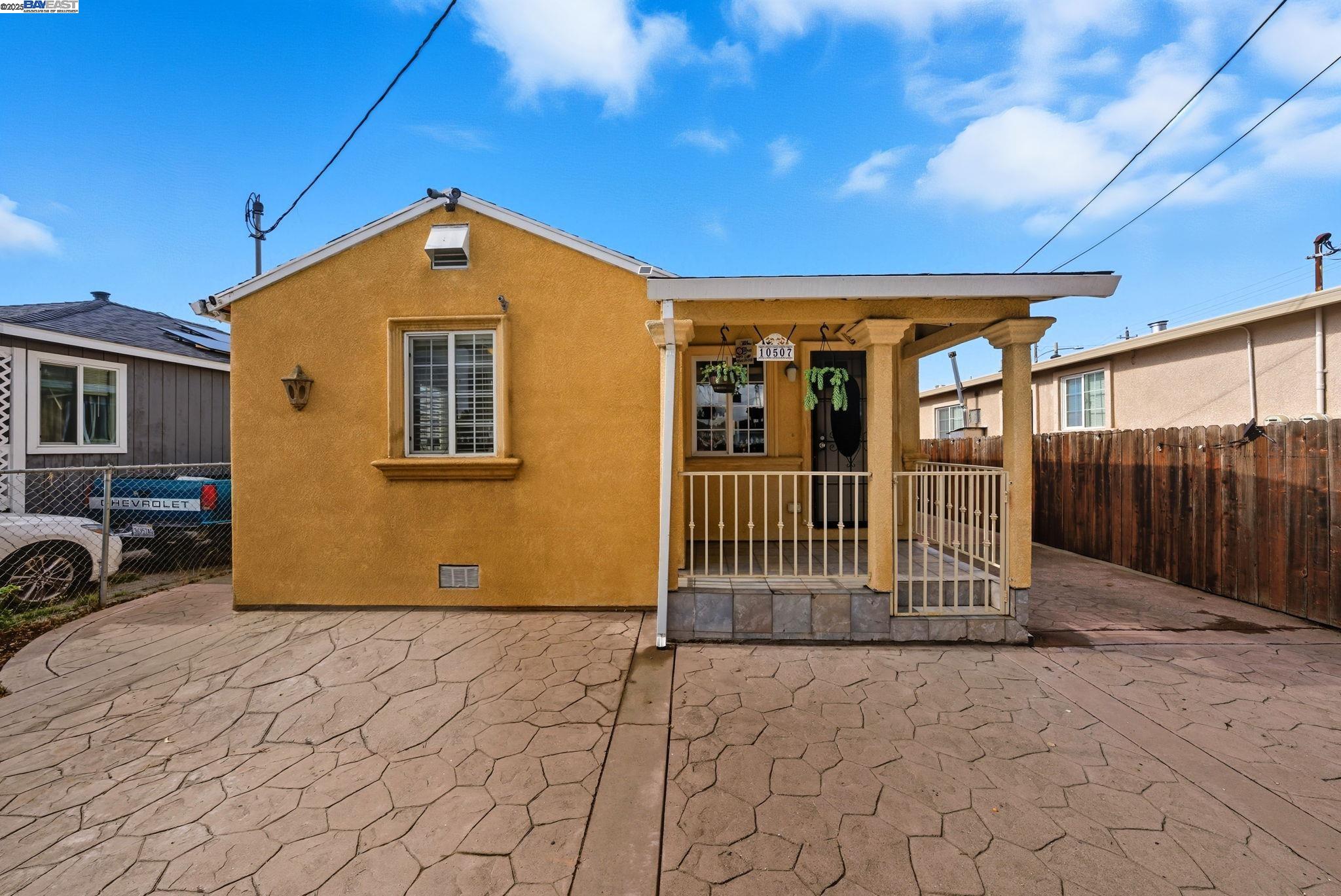 Detail Gallery Image 2 of 53 For 10507 Russet St, Oakland,  CA 94603 - 3 Beds | 2 Baths