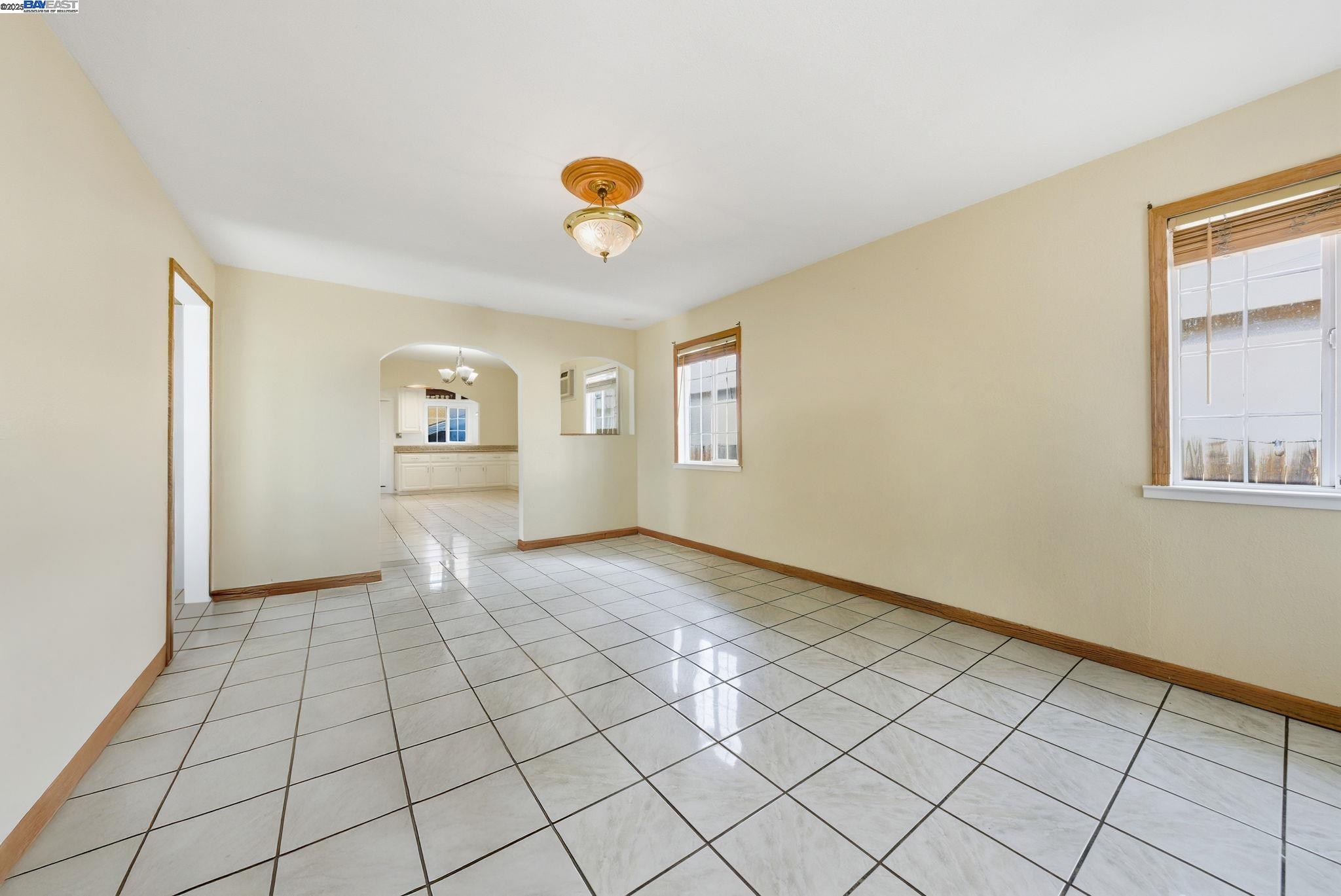 Detail Gallery Image 11 of 53 For 10507 Russet St, Oakland,  CA 94603 - 3 Beds | 2 Baths