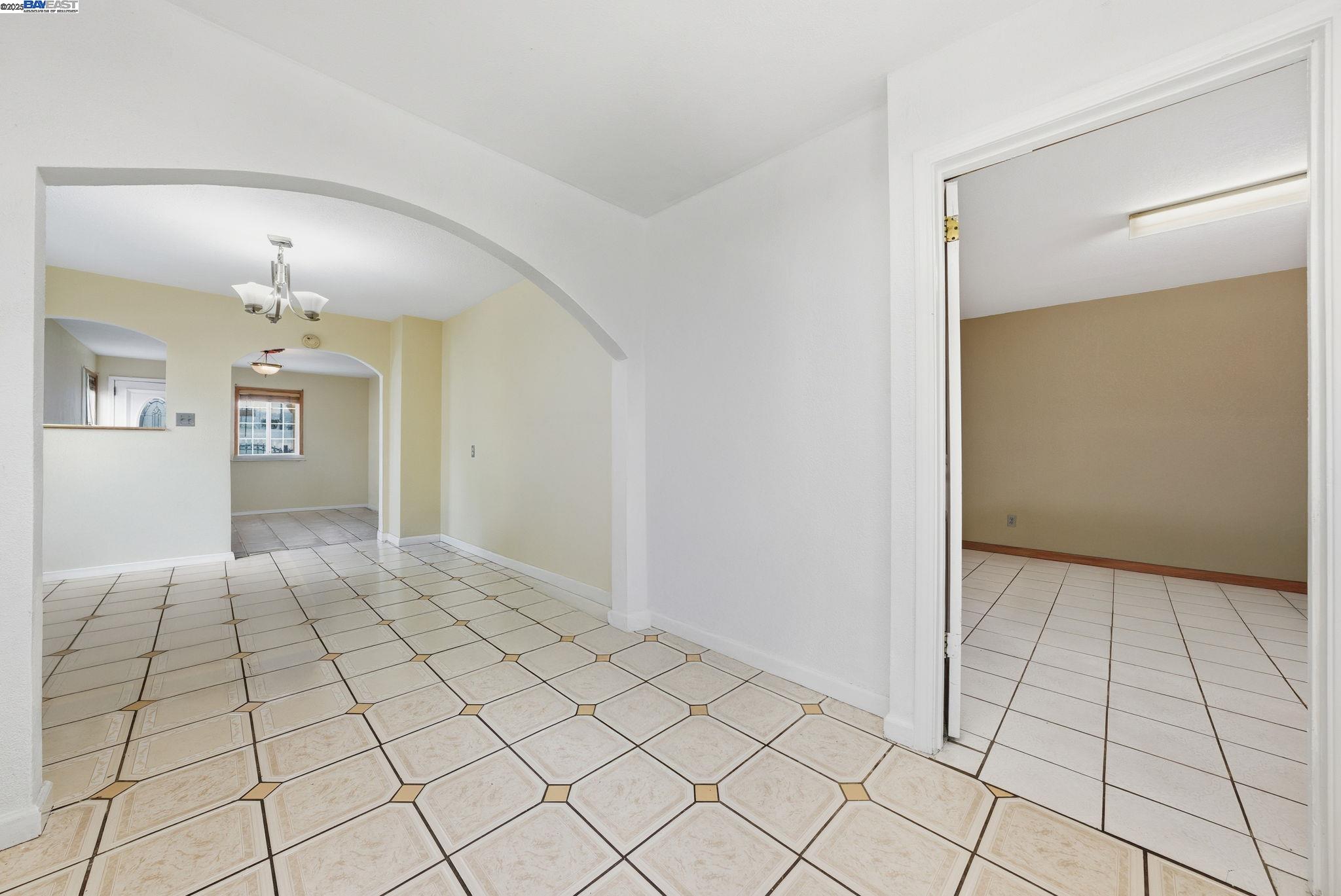 Detail Gallery Image 18 of 53 For 10507 Russet St, Oakland,  CA 94603 - 3 Beds | 2 Baths