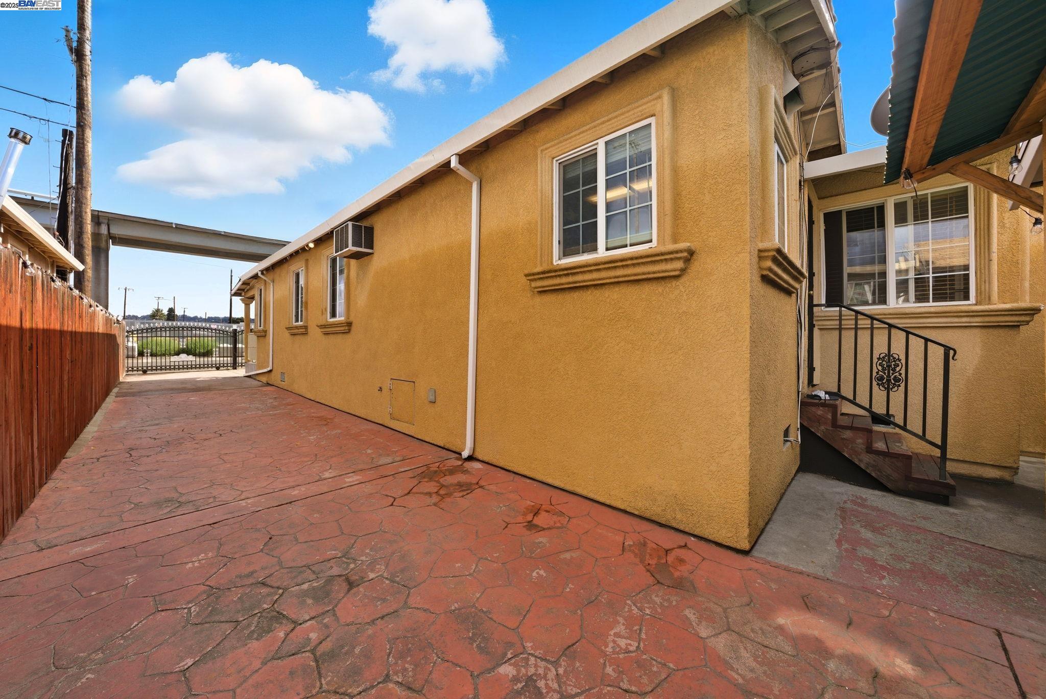 Detail Gallery Image 38 of 53 For 10507 Russet St, Oakland,  CA 94603 - 3 Beds | 2 Baths