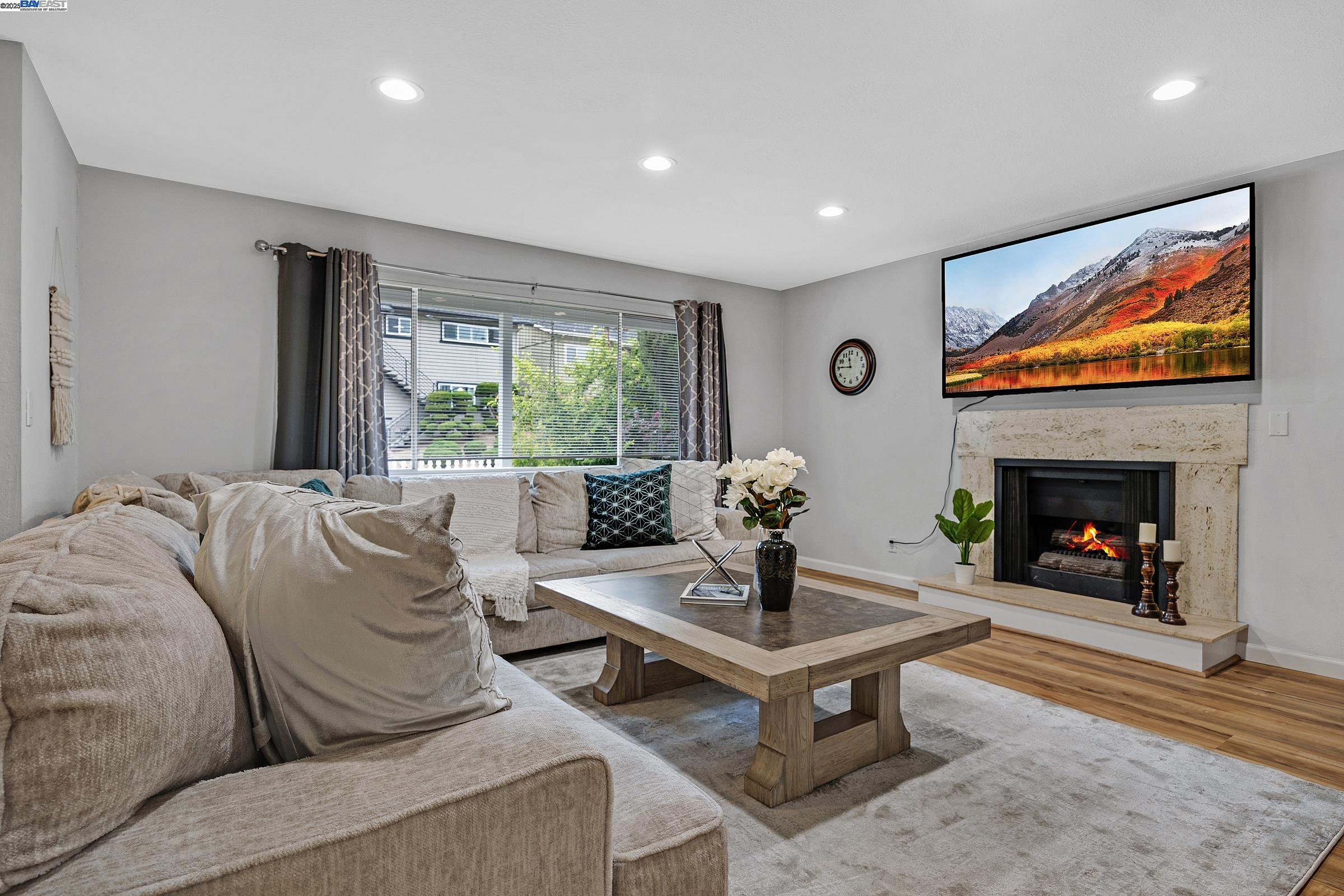 Detail Gallery Image 5 of 42 For 19464 Yuma St, Castro Valley,  CA 94546 - 5 Beds | 3/1 Baths