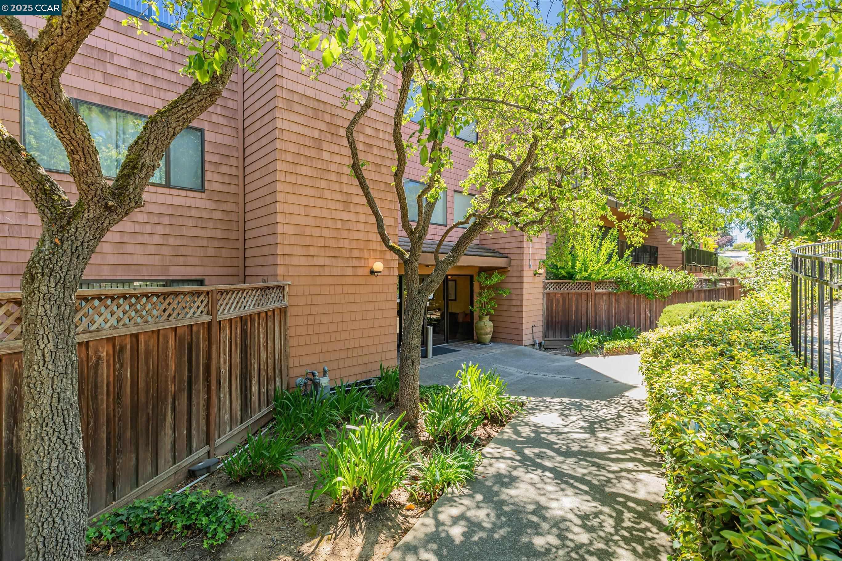 Detail Gallery Image 3 of 54 For 25676 University Ct #323,  Hayward,  CA 94542 - 3 Beds | 2 Baths