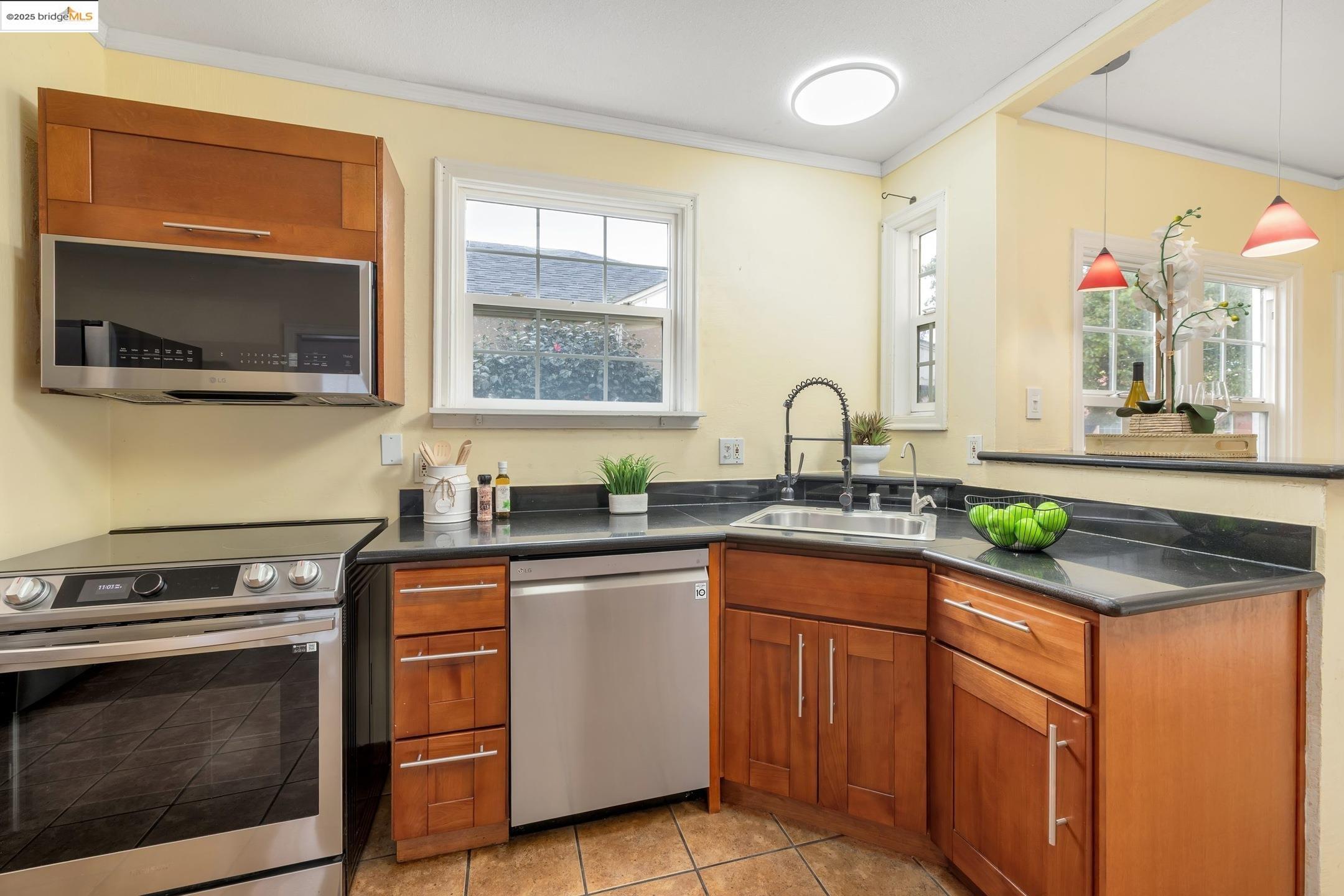 Detail Gallery Image 8 of 26 For 1552 77th Ave, Oakland,  CA 94621 - 2 Beds | 1 Baths