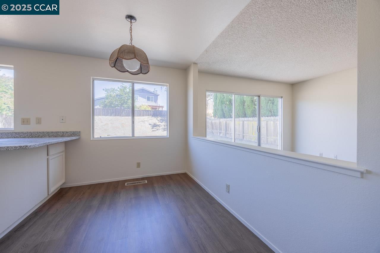 Detail Gallery Image 12 of 22 For 157 Eagle Ct, Hercules,  CA 94547 - 4 Beds | 2/1 Baths