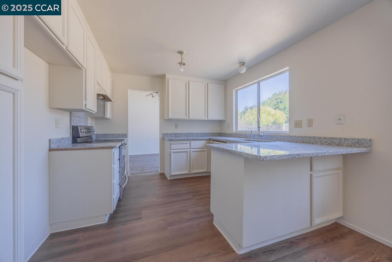 Detail Gallery Image 13 of 22 For 157 Eagle Ct, Hercules,  CA 94547 - 4 Beds | 2/1 Baths