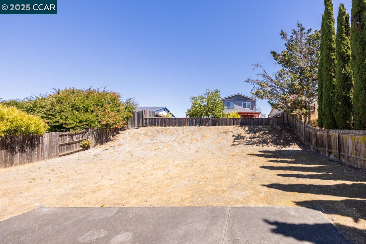 Detail Gallery Image 5 of 22 For 157 Eagle Ct, Hercules,  CA 94547 - 4 Beds | 2/1 Baths