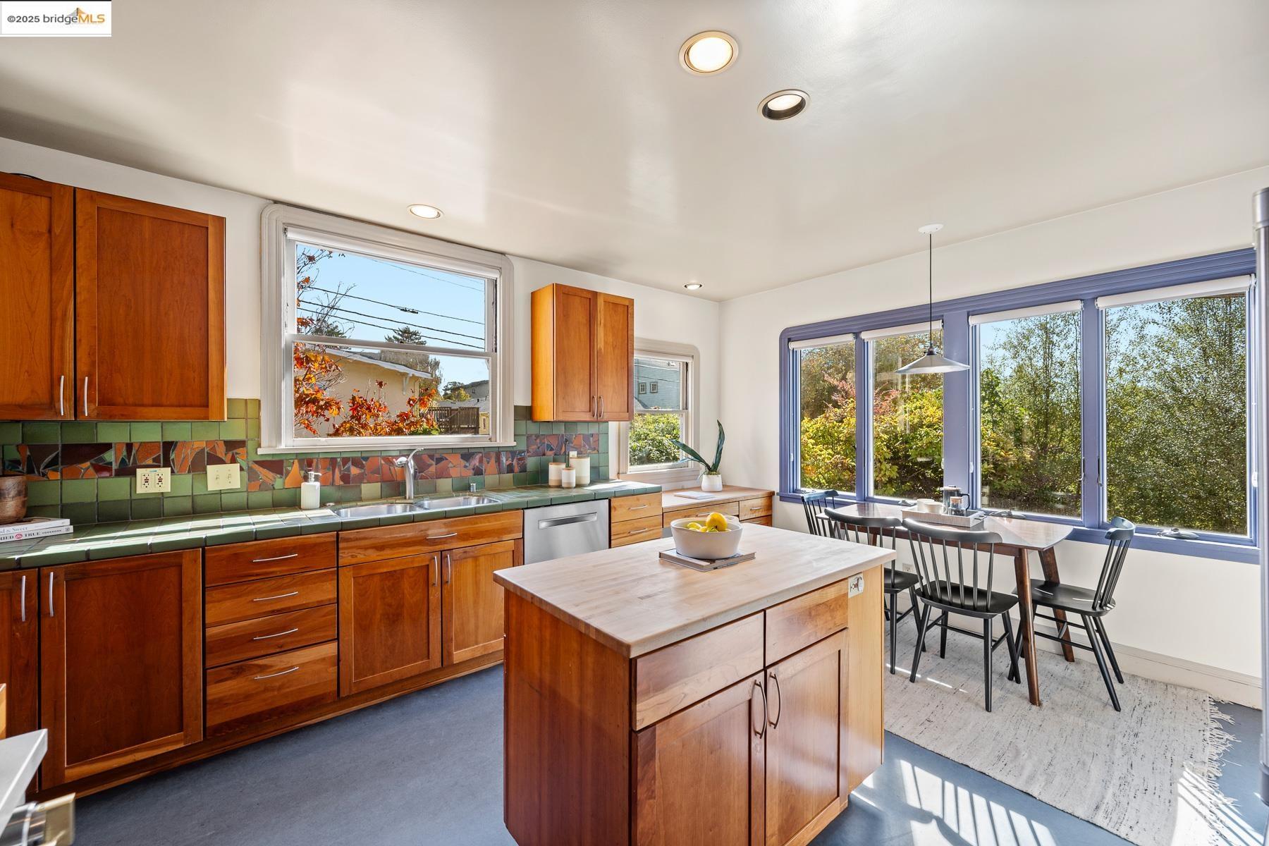 Detail Gallery Image 18 of 60 For 1614 Posen Ave, Berkeley,  CA 94707 - 3 Beds | 4 Baths