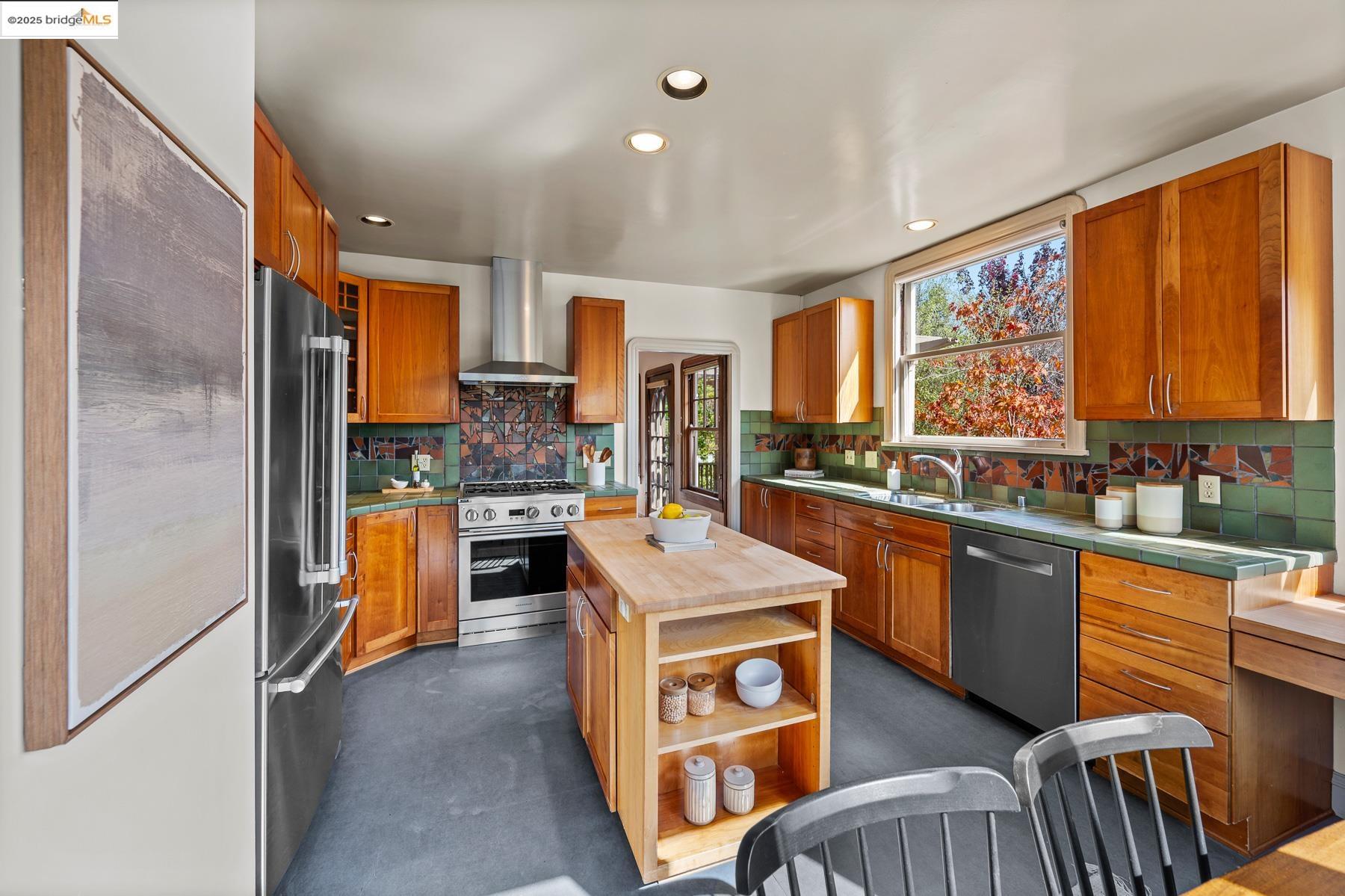 Detail Gallery Image 23 of 60 For 1614 Posen Ave, Berkeley,  CA 94707 - 3 Beds | 4 Baths