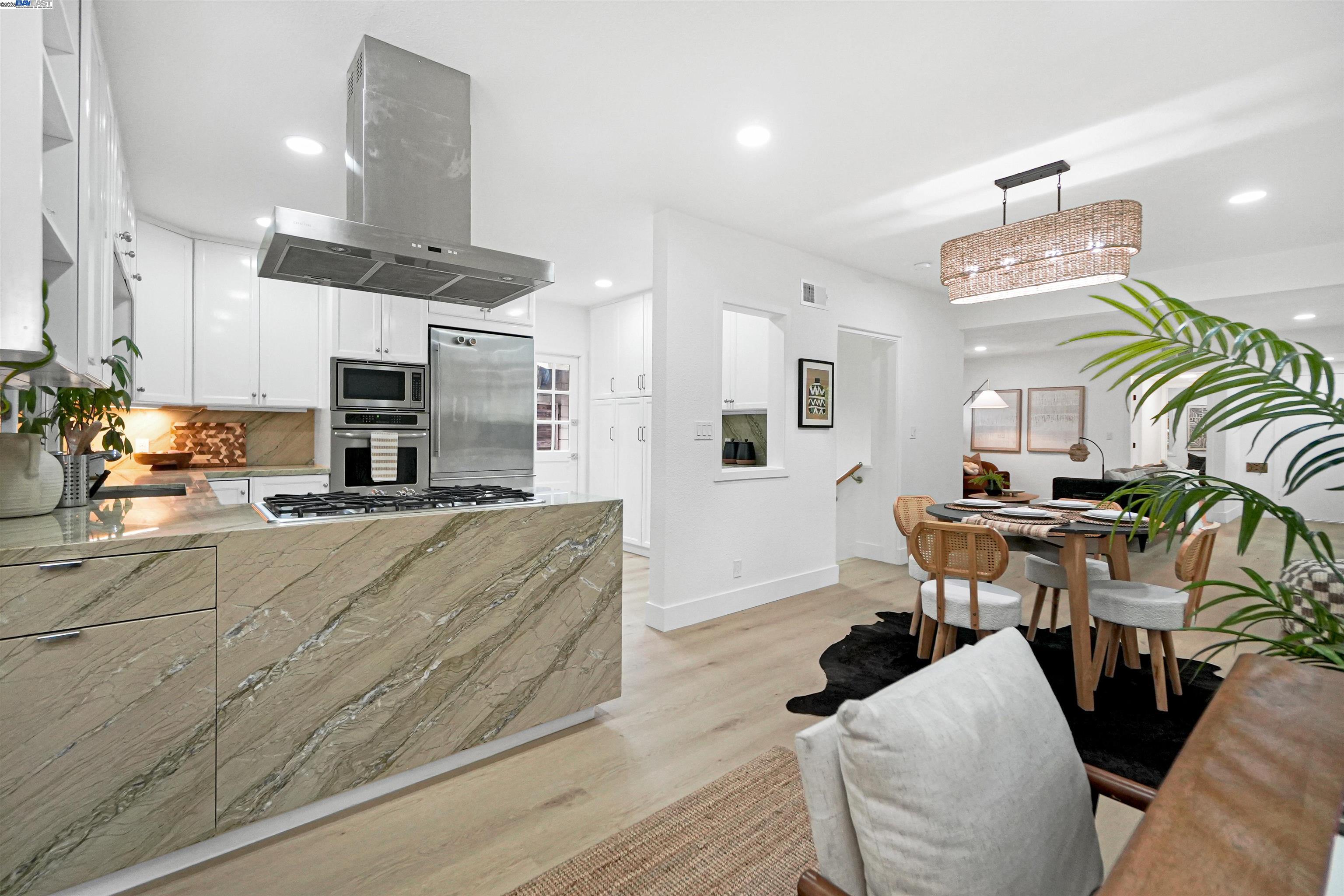 Detail Gallery Image 15 of 58 For 2420 Hillside Ave, Berkeley,  CA 94704-2529 - 2 Beds | 2 Baths