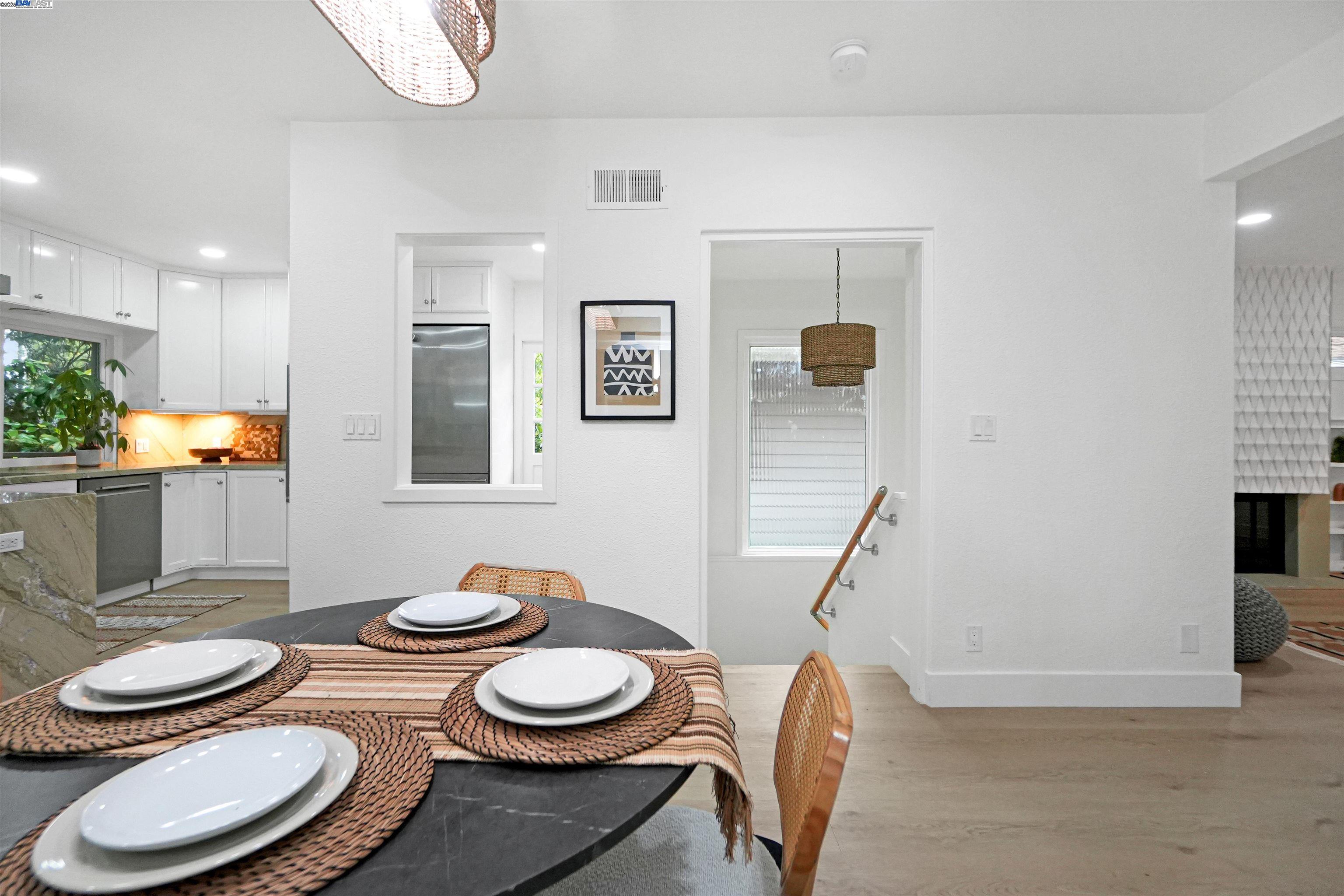 Detail Gallery Image 16 of 58 For 2420 Hillside Ave, Berkeley,  CA 94704-2529 - 2 Beds | 2 Baths