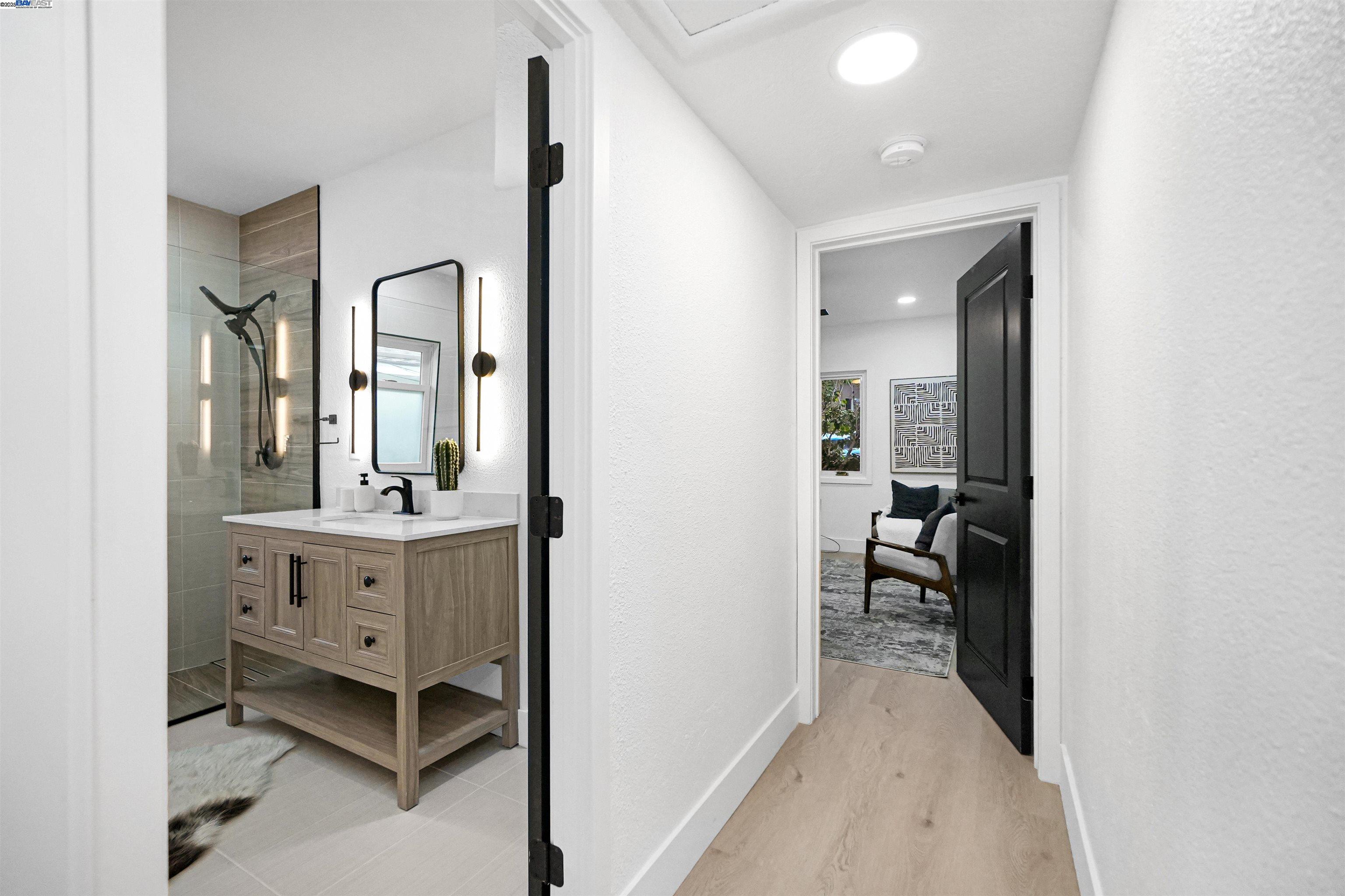 Detail Gallery Image 23 of 58 For 2420 Hillside Ave, Berkeley,  CA 94704-2529 - 2 Beds | 2 Baths