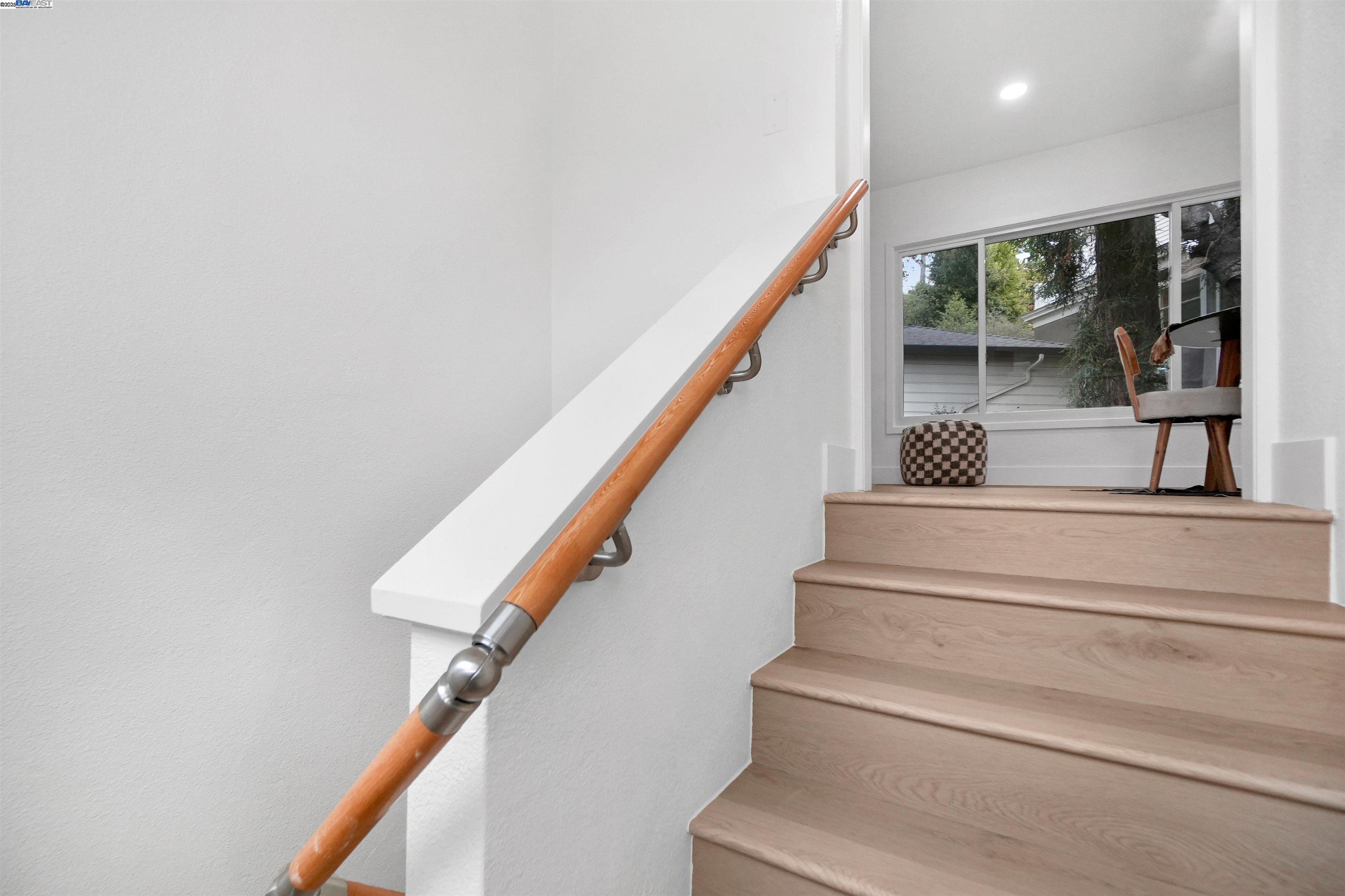 Detail Gallery Image 29 of 58 For 2420 Hillside Ave, Berkeley,  CA 94704-2529 - 2 Beds | 2 Baths