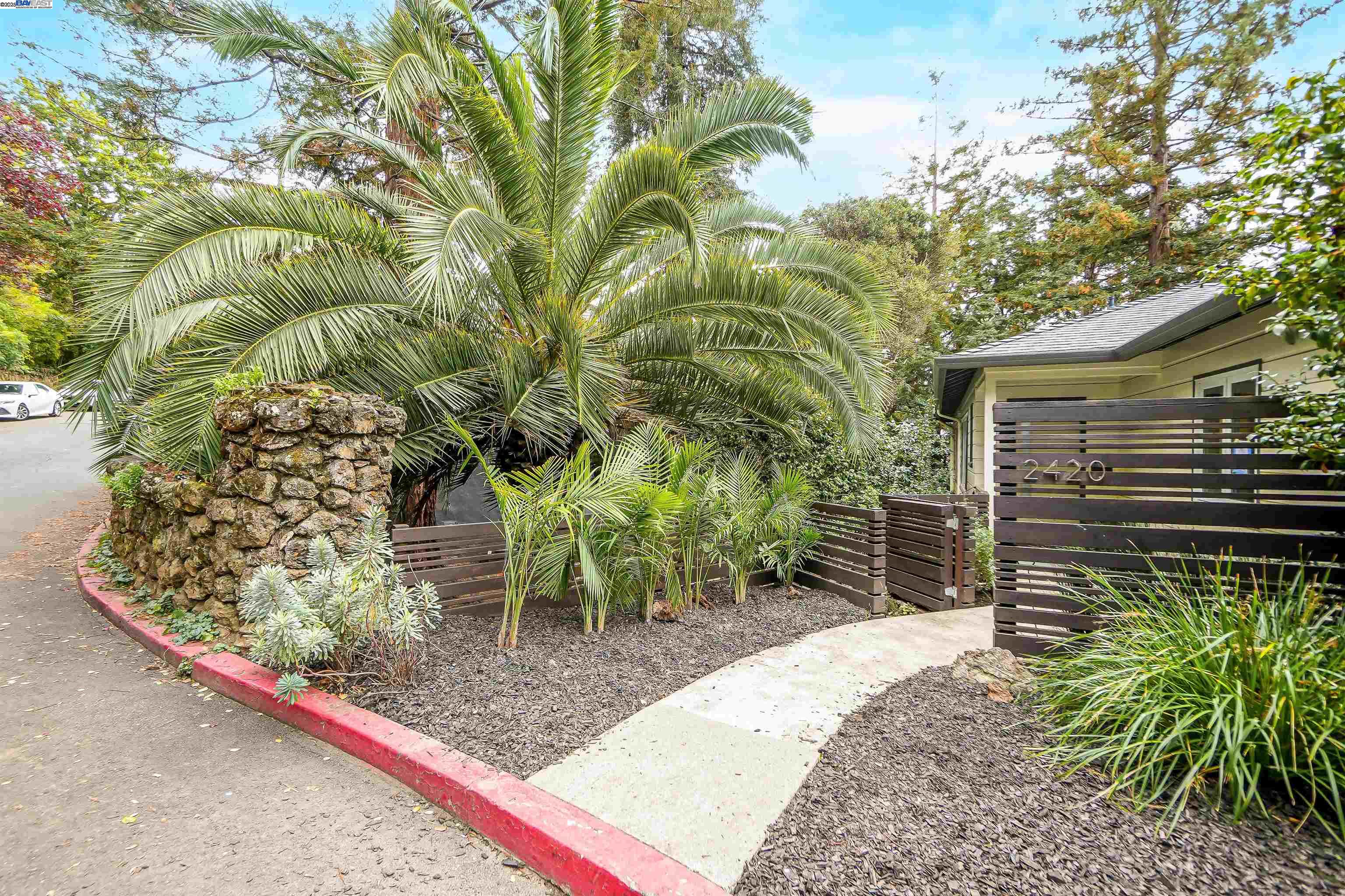 Detail Gallery Image 4 of 58 For 2420 Hillside Ave, Berkeley,  CA 94704-2529 - 2 Beds | 2 Baths