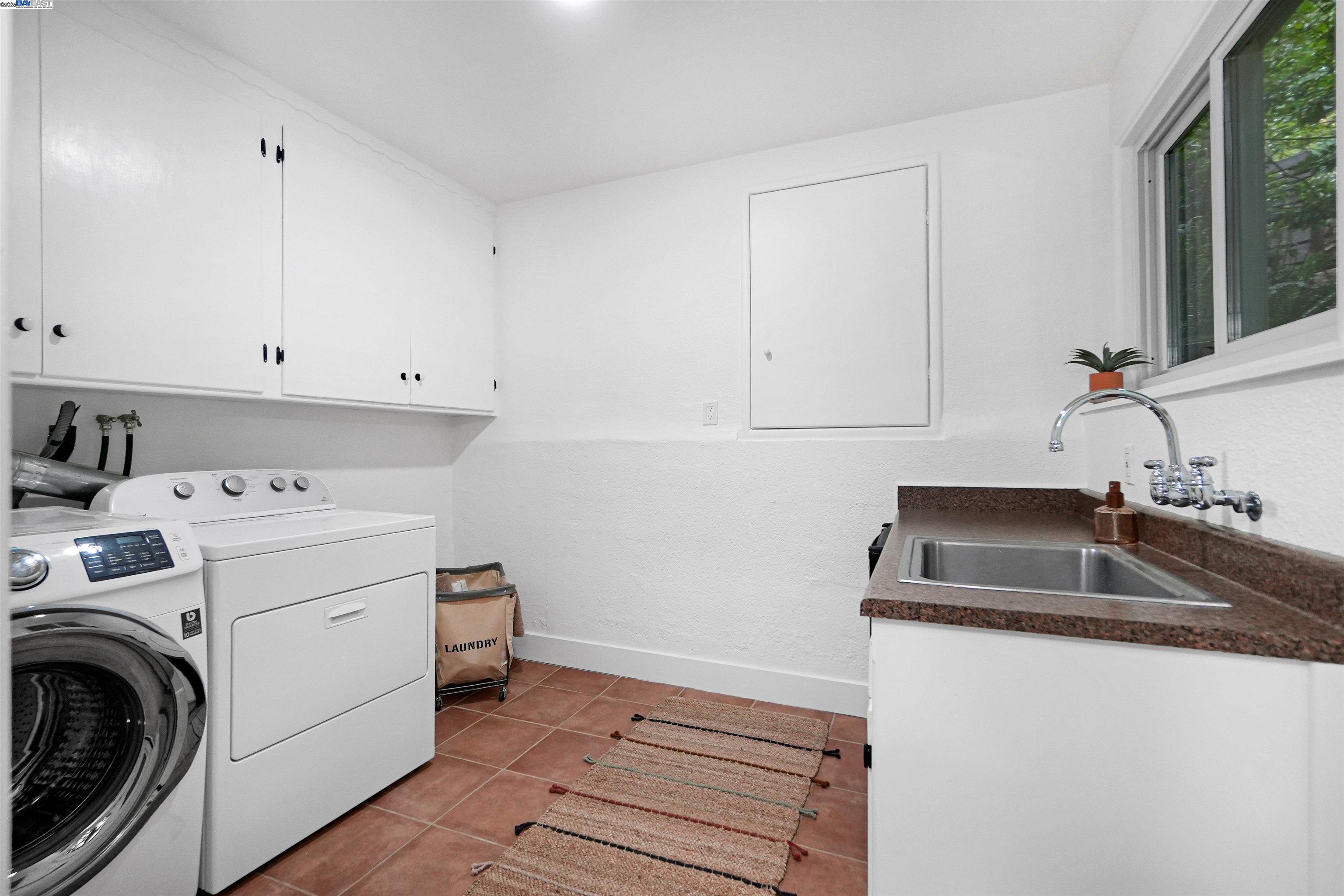 Detail Gallery Image 33 of 58 For 2420 Hillside Ave, Berkeley,  CA 94704-2529 - 2 Beds | 2 Baths