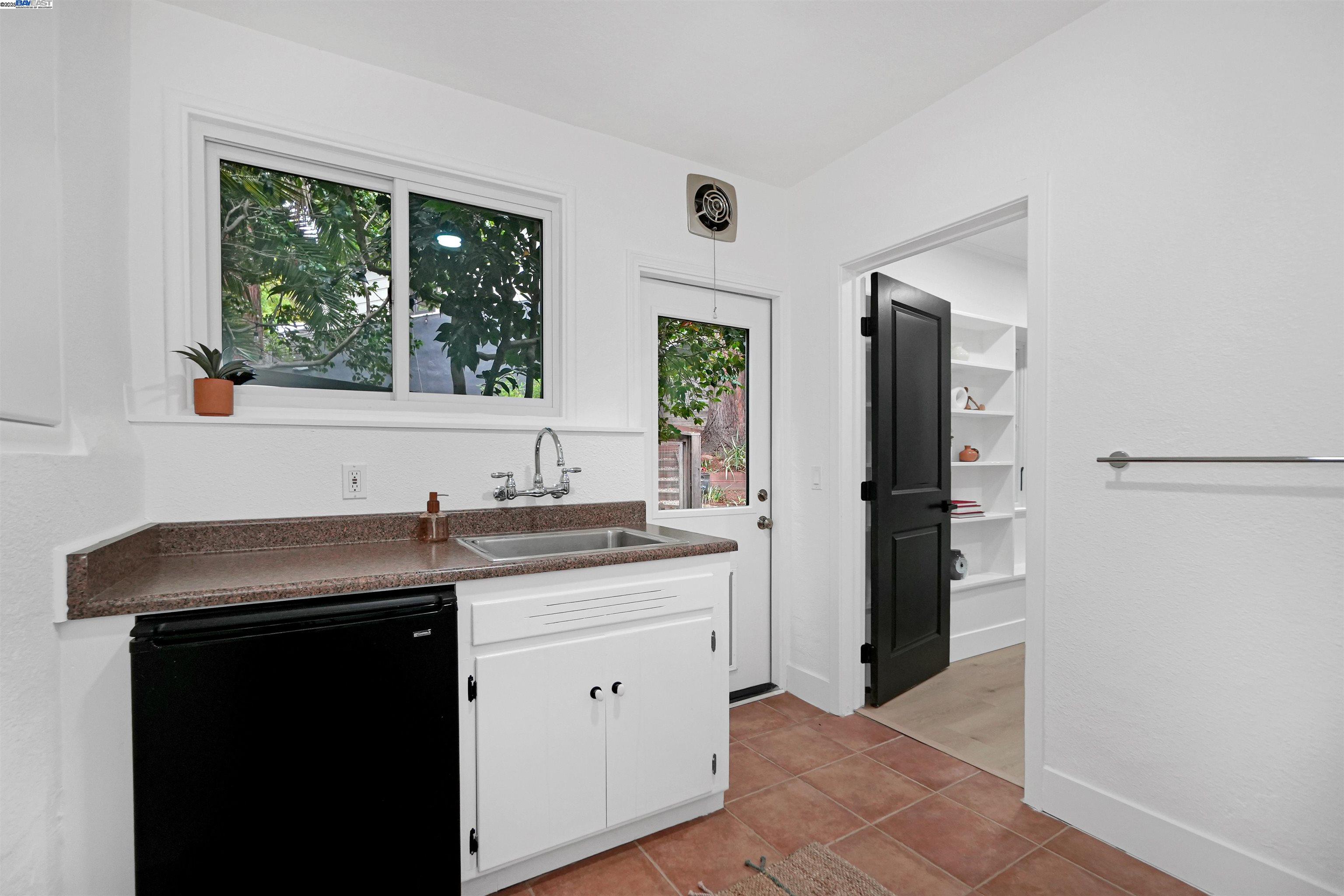 Detail Gallery Image 34 of 58 For 2420 Hillside Ave, Berkeley,  CA 94704-2529 - 2 Beds | 2 Baths
