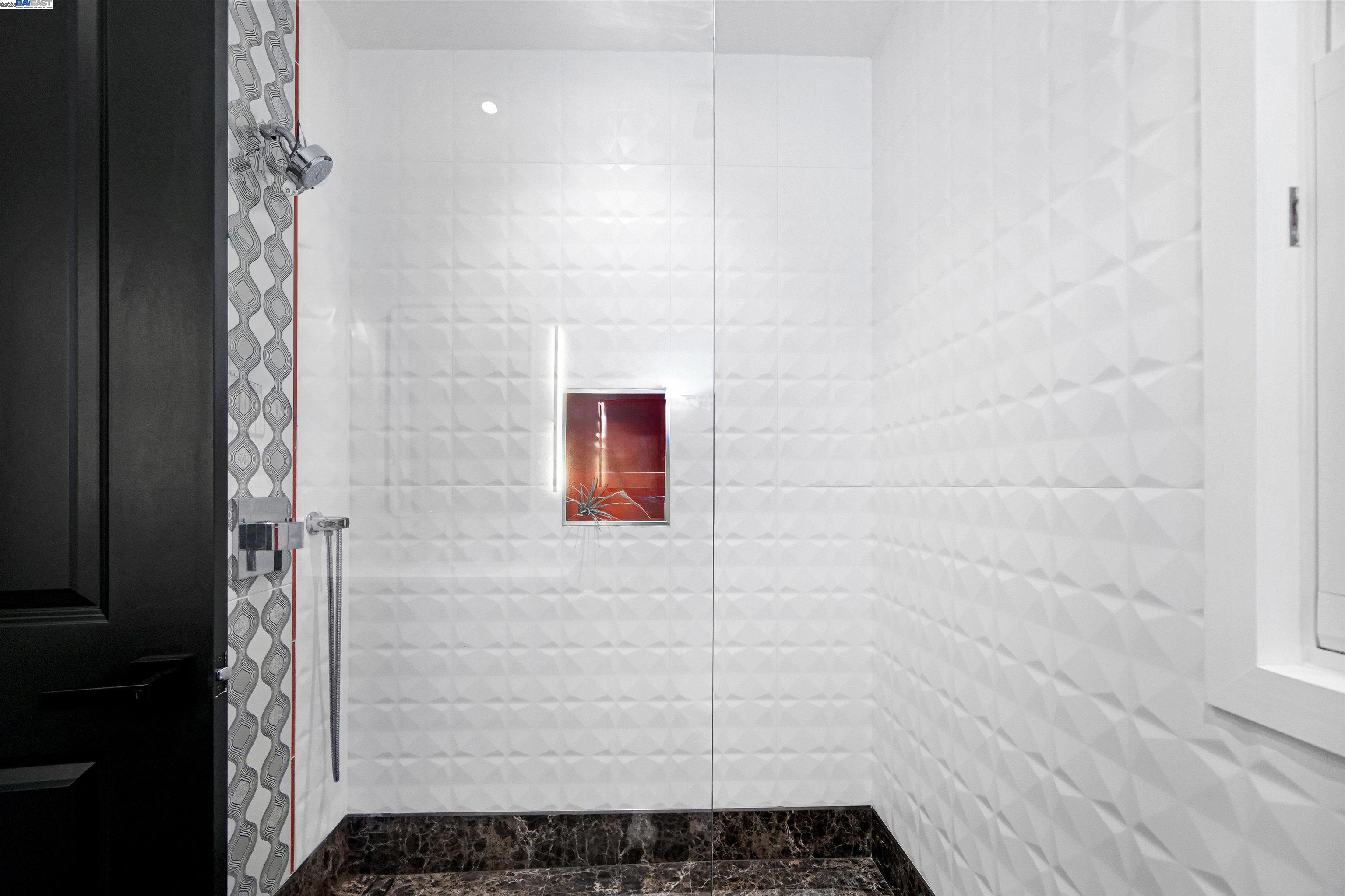 Detail Gallery Image 36 of 58 For 2420 Hillside Ave, Berkeley,  CA 94704-2529 - 2 Beds | 2 Baths