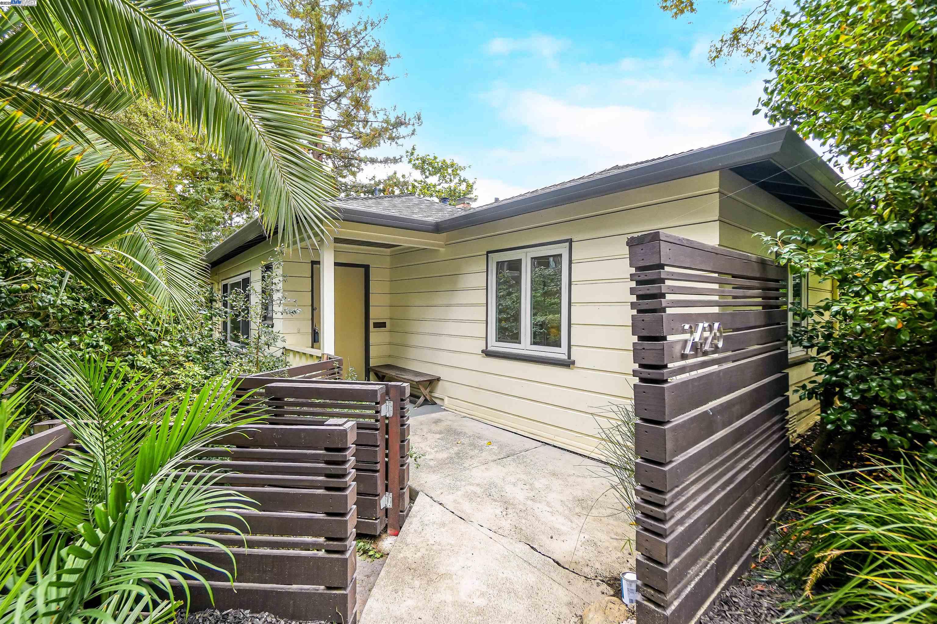 Detail Gallery Image 5 of 58 For 2420 Hillside Ave, Berkeley,  CA 94704-2529 - 2 Beds | 2 Baths