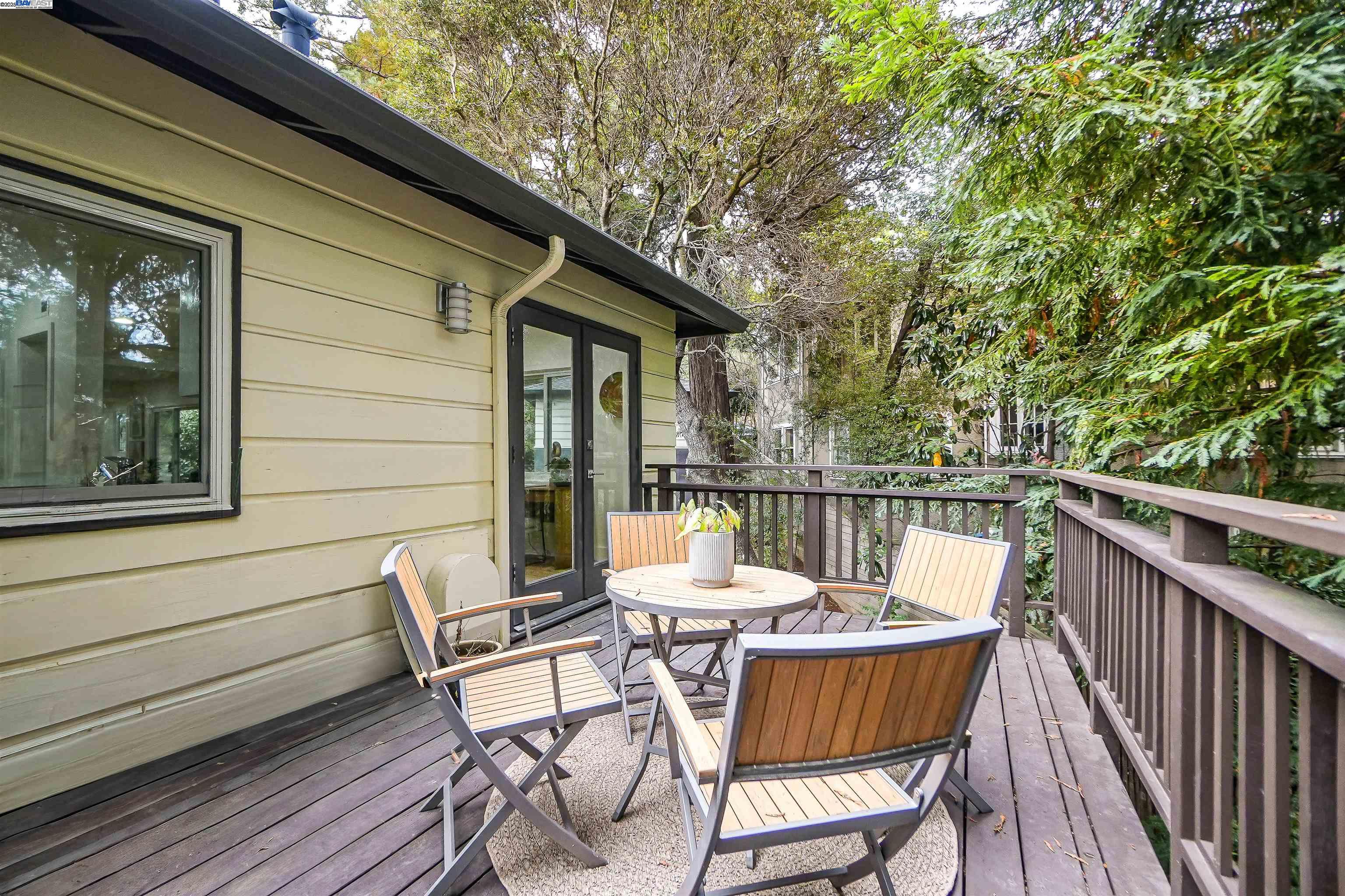 Detail Gallery Image 43 of 58 For 2420 Hillside Ave, Berkeley,  CA 94704-2529 - 2 Beds | 2 Baths