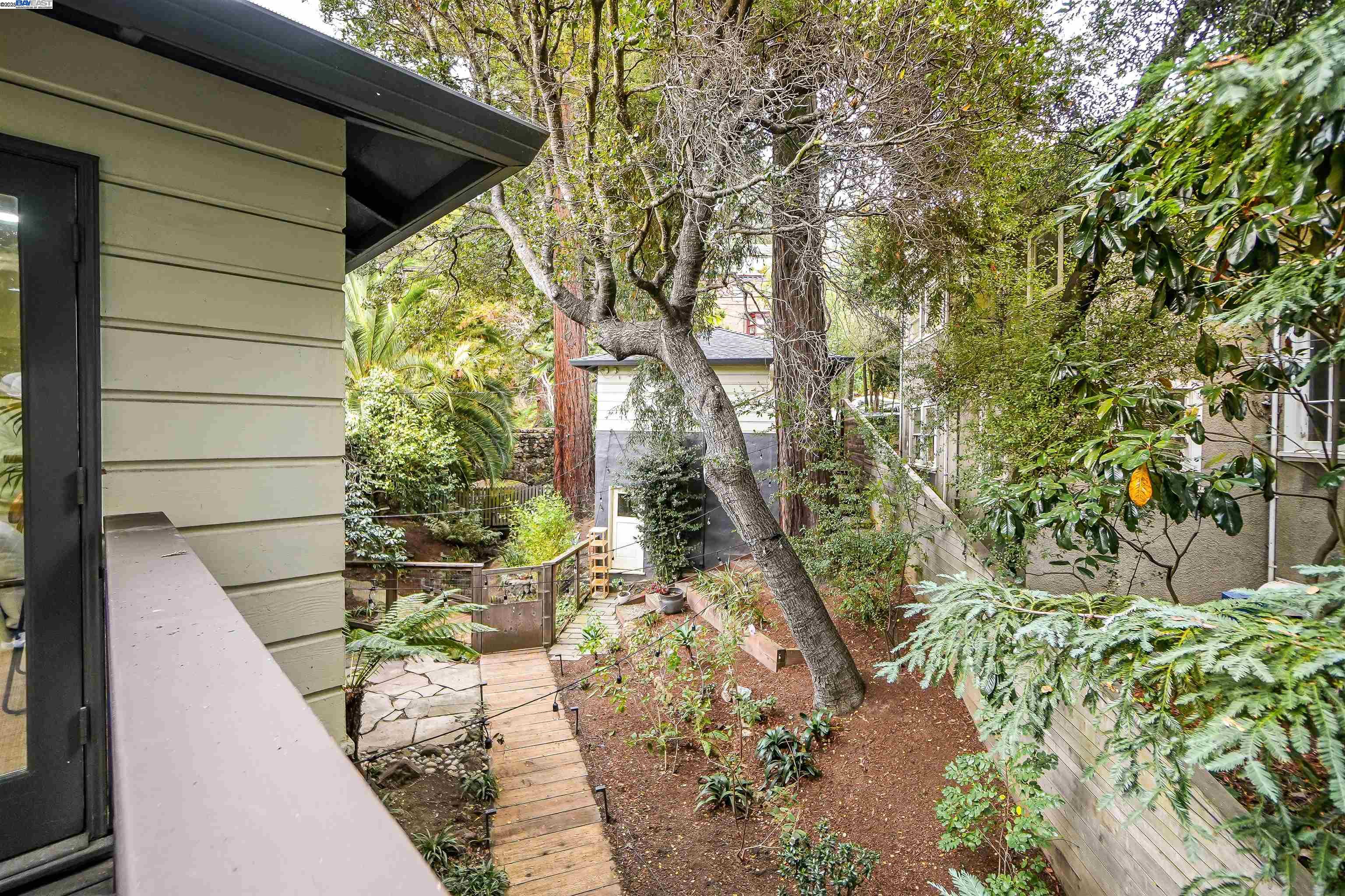 Detail Gallery Image 44 of 58 For 2420 Hillside Ave, Berkeley,  CA 94704-2529 - 2 Beds | 2 Baths