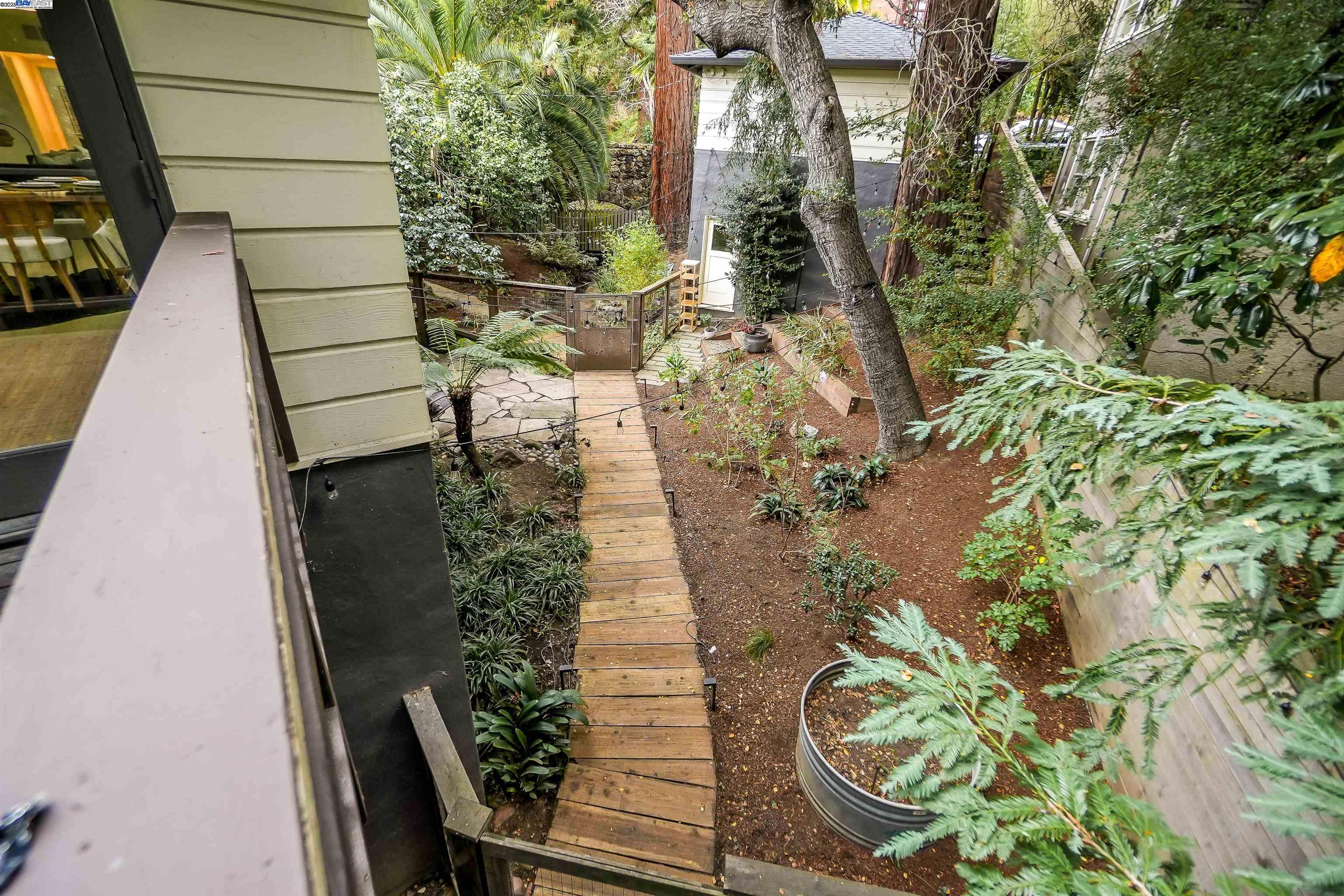 Detail Gallery Image 45 of 58 For 2420 Hillside Ave, Berkeley,  CA 94704-2529 - 2 Beds | 2 Baths
