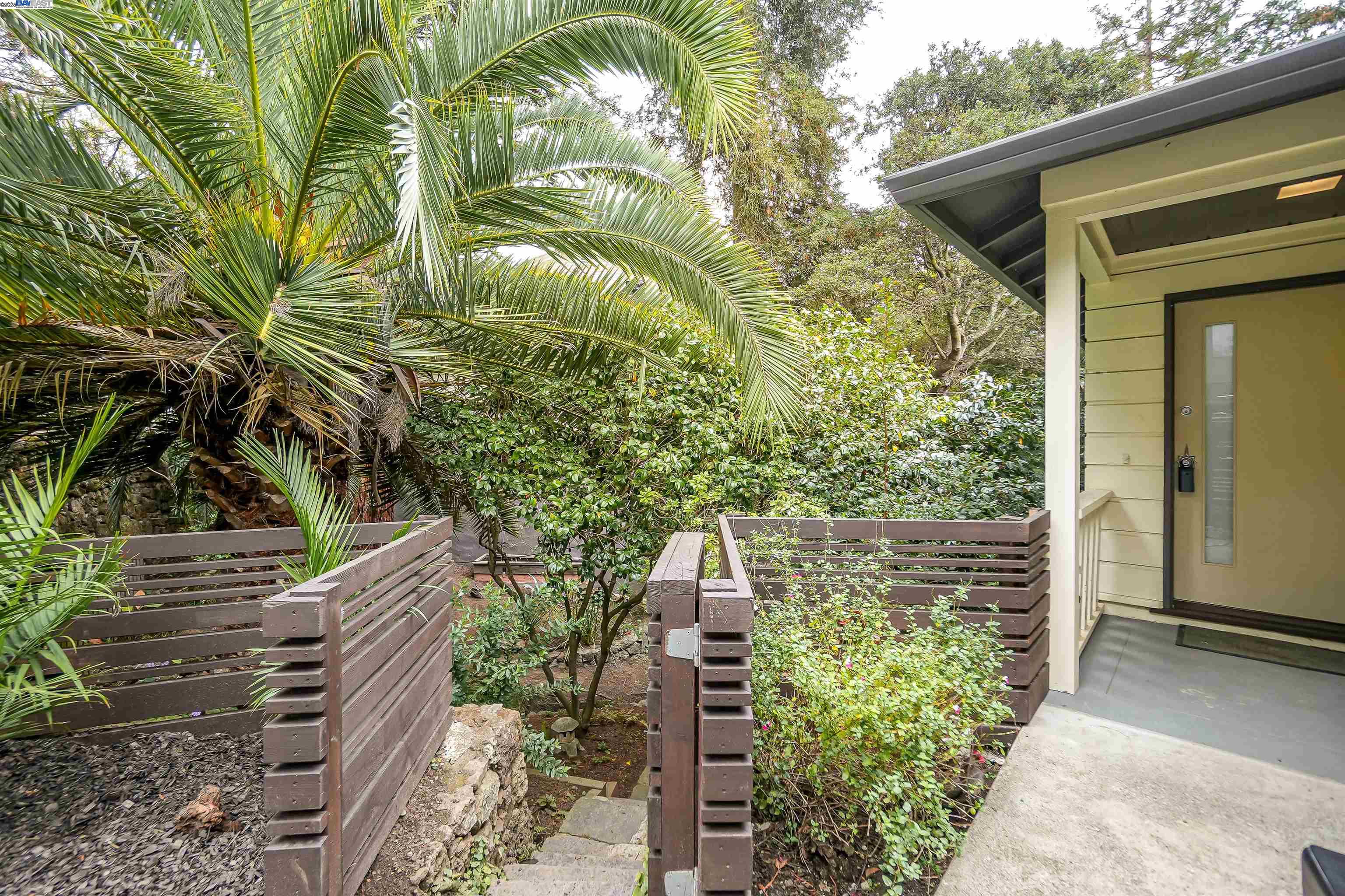 Detail Gallery Image 46 of 58 For 2420 Hillside Ave, Berkeley,  CA 94704-2529 - 2 Beds | 2 Baths