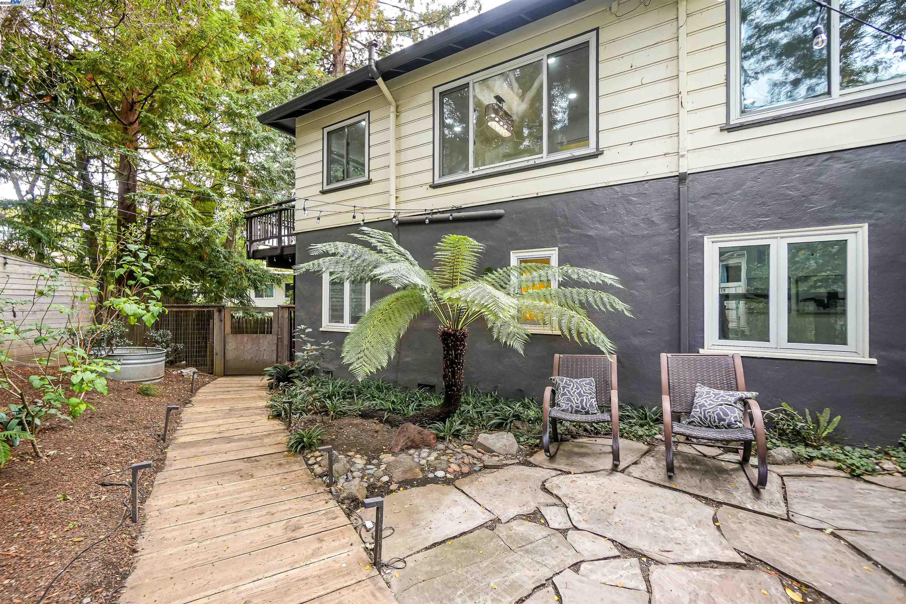 Detail Gallery Image 49 of 58 For 2420 Hillside Ave, Berkeley,  CA 94704-2529 - 2 Beds | 2 Baths