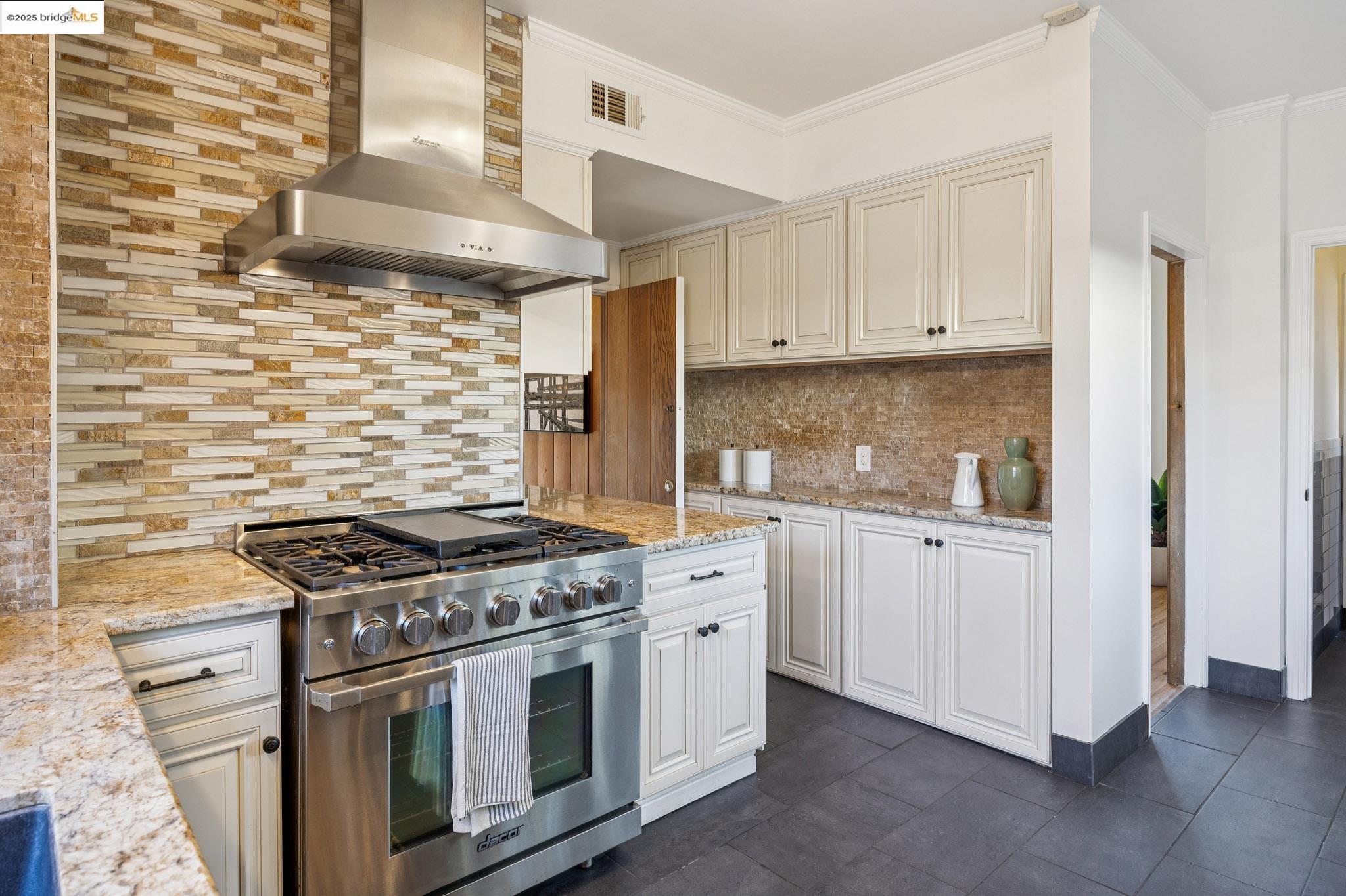 Detail Gallery Image 14 of 40 For 2749 E 17th St, Oakland,  CA 94601 - 2 Beds | 1/1 Baths