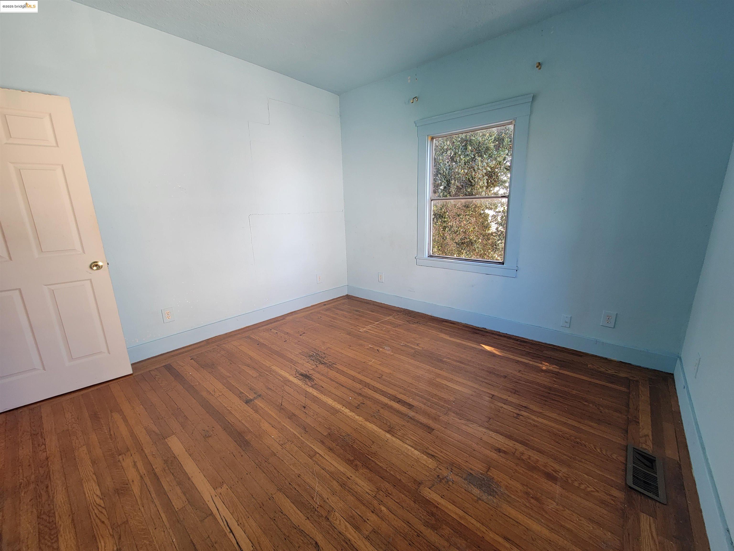 Detail Gallery Image 16 of 23 For 2001 E 27th St, Oakland,  CA 94606 - 2 Beds | 1 Baths