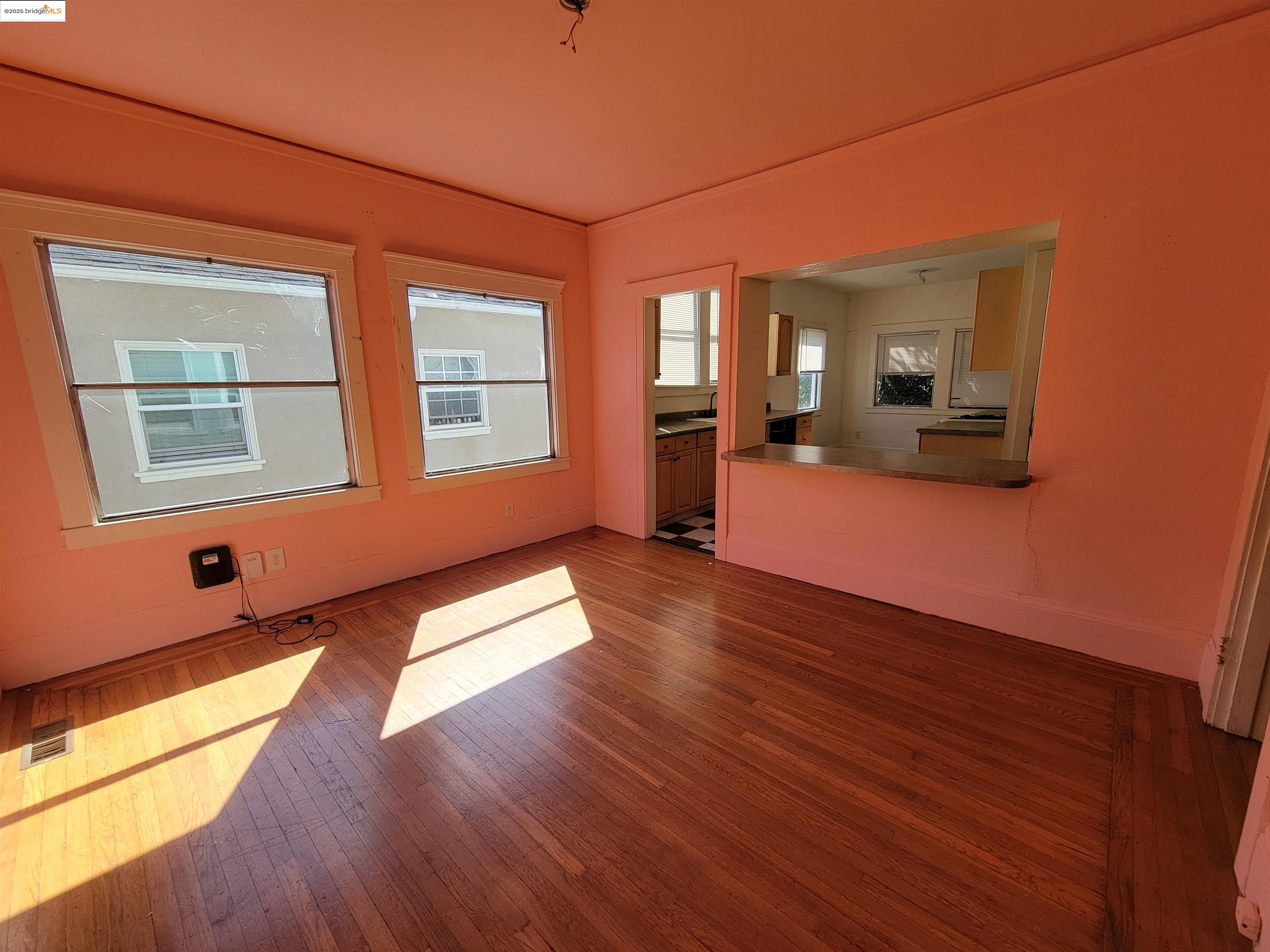 Detail Gallery Image 9 of 23 For 2001 E 27th St, Oakland,  CA 94606 - 2 Beds | 1 Baths