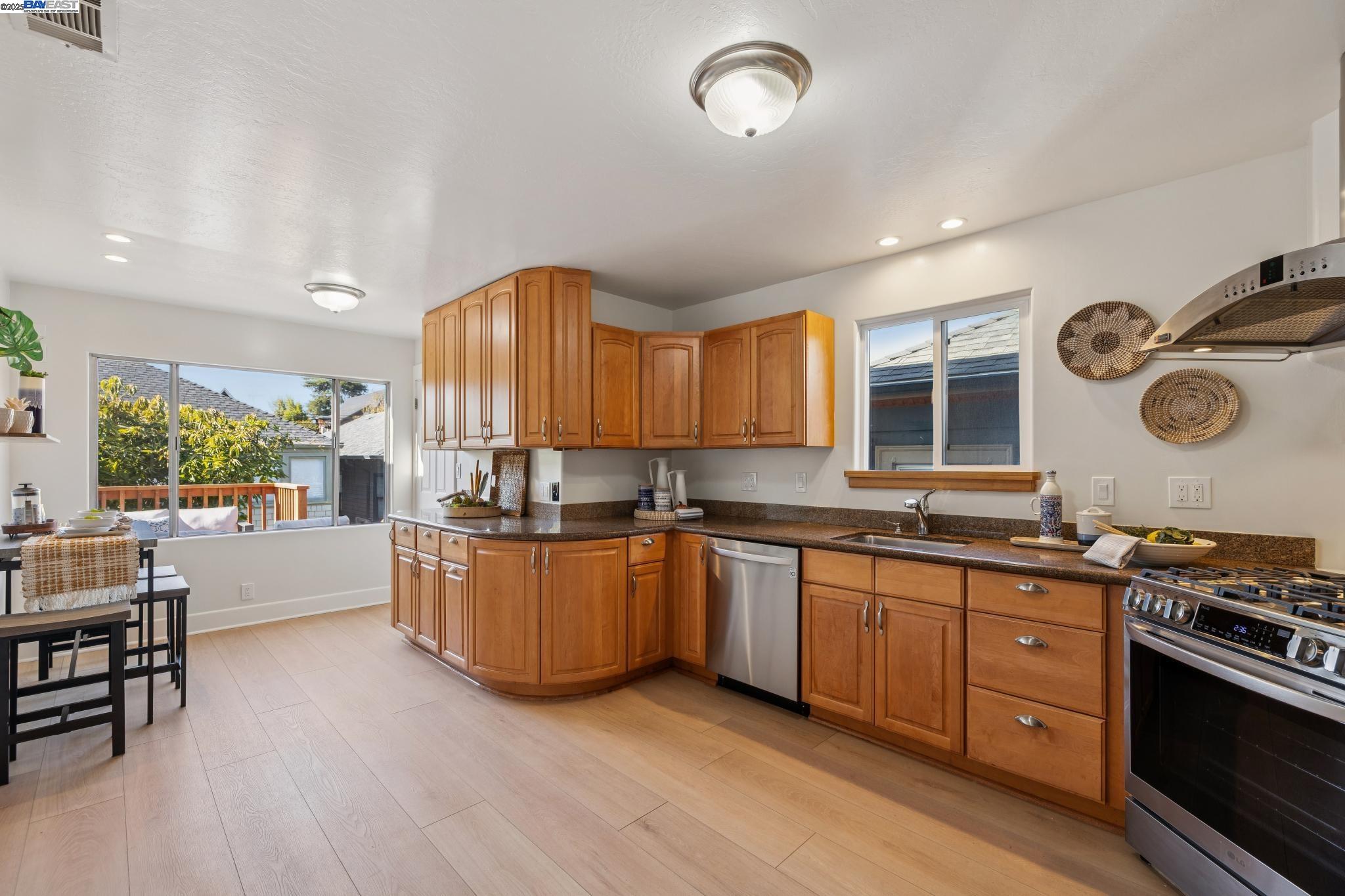 Detail Gallery Image 12 of 42 For 935 Park Street, Alameda,  CA 94501 - 4 Beds | 2/1 Baths