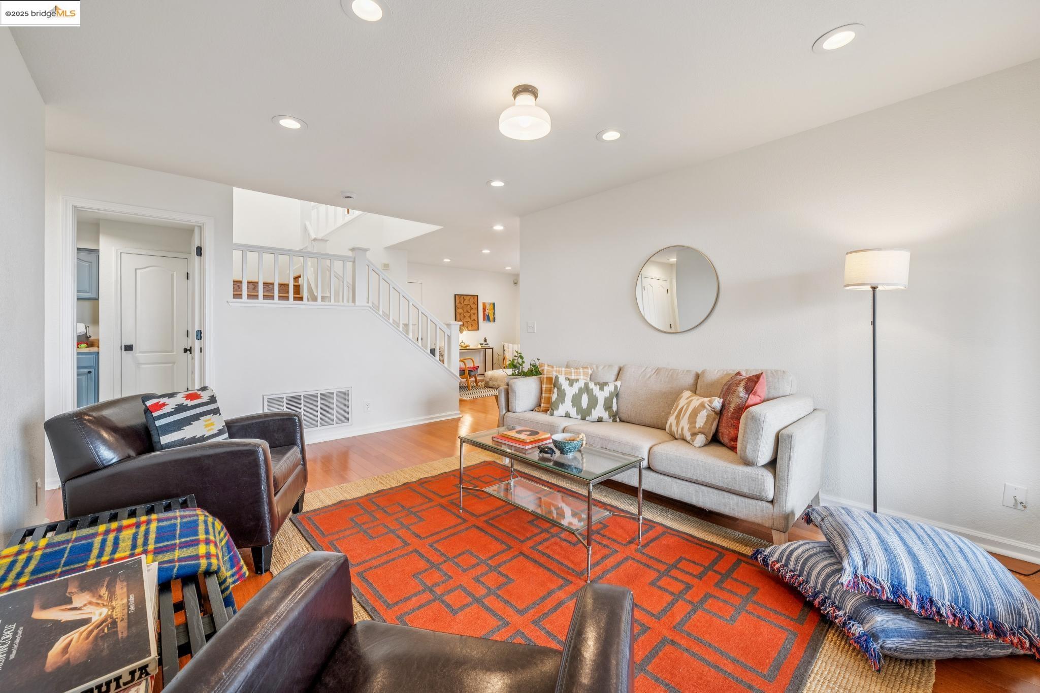 Detail Gallery Image 19 of 44 For 8288 Skyline Cir, Oakland,  CA 94605 - 3 Beds | 2/1 Baths