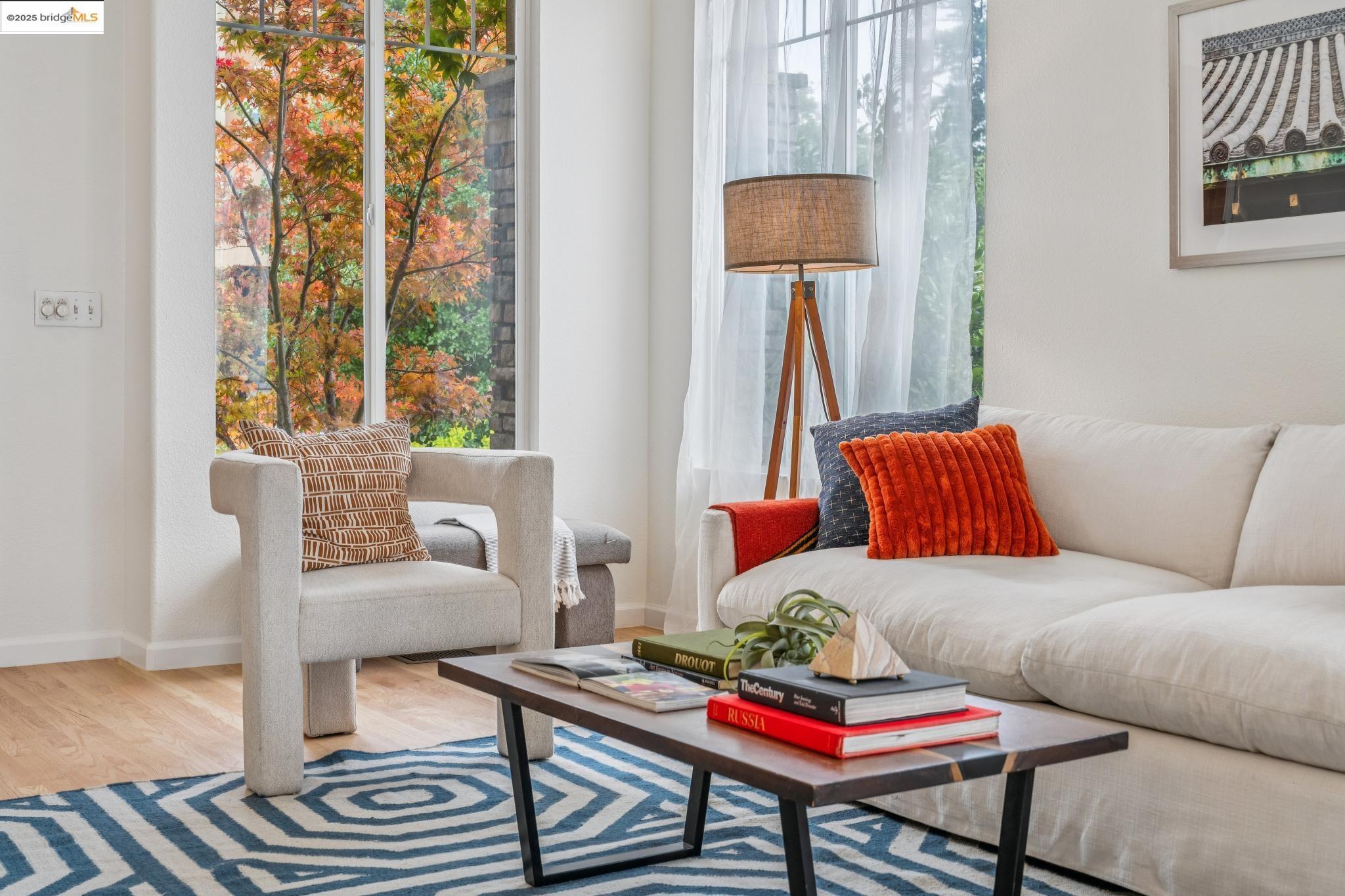 Detail Gallery Image 4 of 44 For 8288 Skyline Cir, Oakland,  CA 94605 - 3 Beds | 2/1 Baths