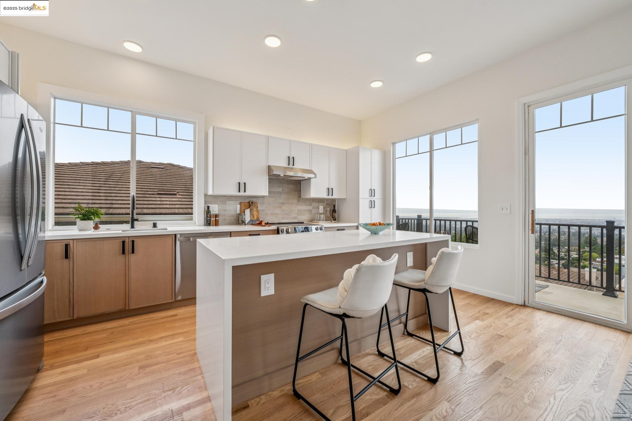 Detail Gallery Image 7 of 44 For 8288 Skyline Cir, Oakland,  CA 94605 - 3 Beds | 2/1 Baths