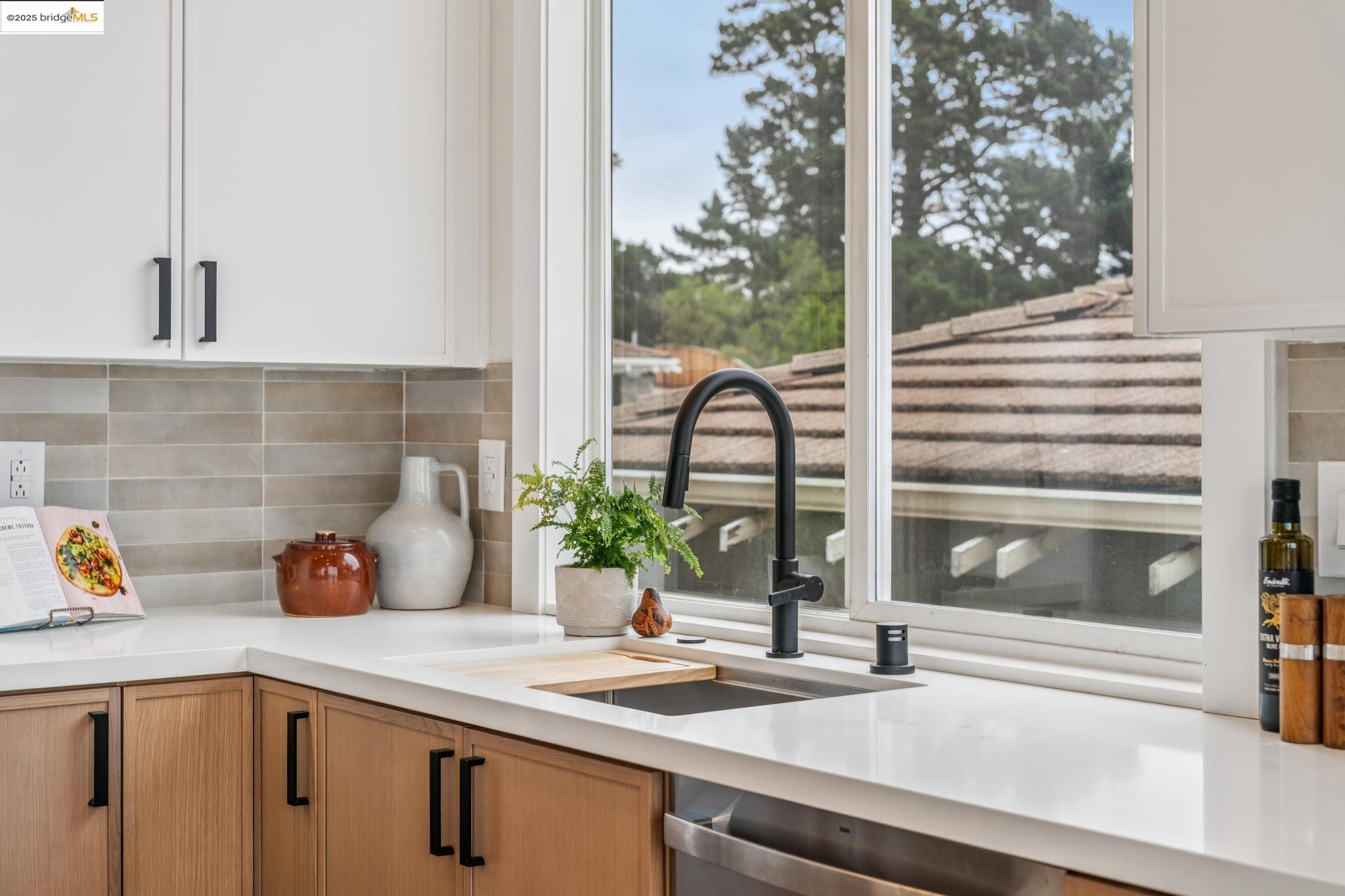 Detail Gallery Image 8 of 44 For 8288 Skyline Cir, Oakland,  CA 94605 - 3 Beds | 2/1 Baths