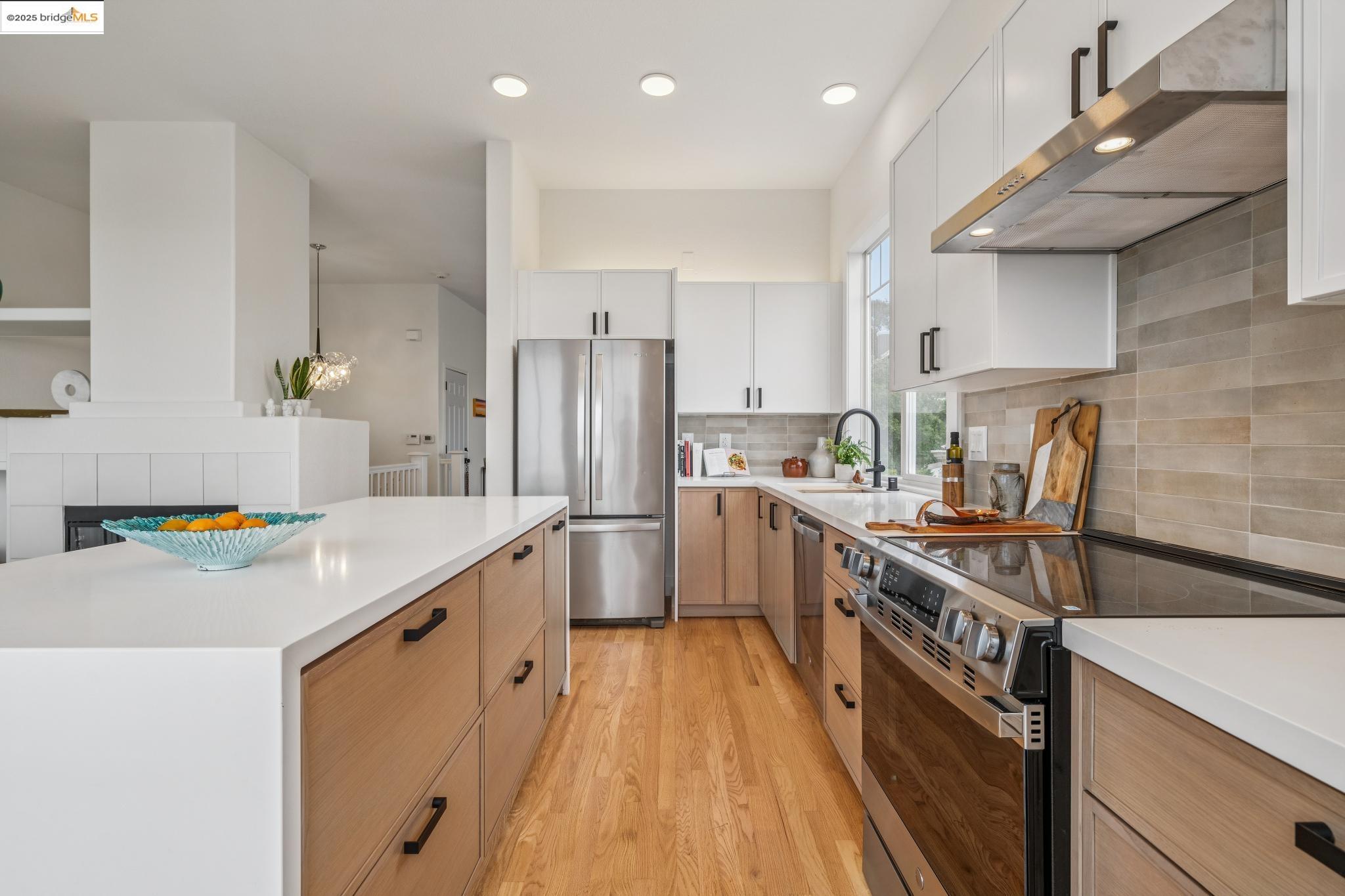 Detail Gallery Image 9 of 44 For 8288 Skyline Cir, Oakland,  CA 94605 - 3 Beds | 2/1 Baths