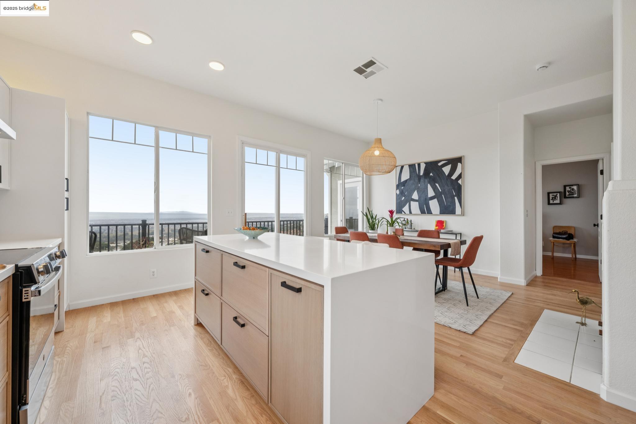 Detail Gallery Image 10 of 44 For 8288 Skyline Cir, Oakland,  CA 94605 - 3 Beds | 2/1 Baths