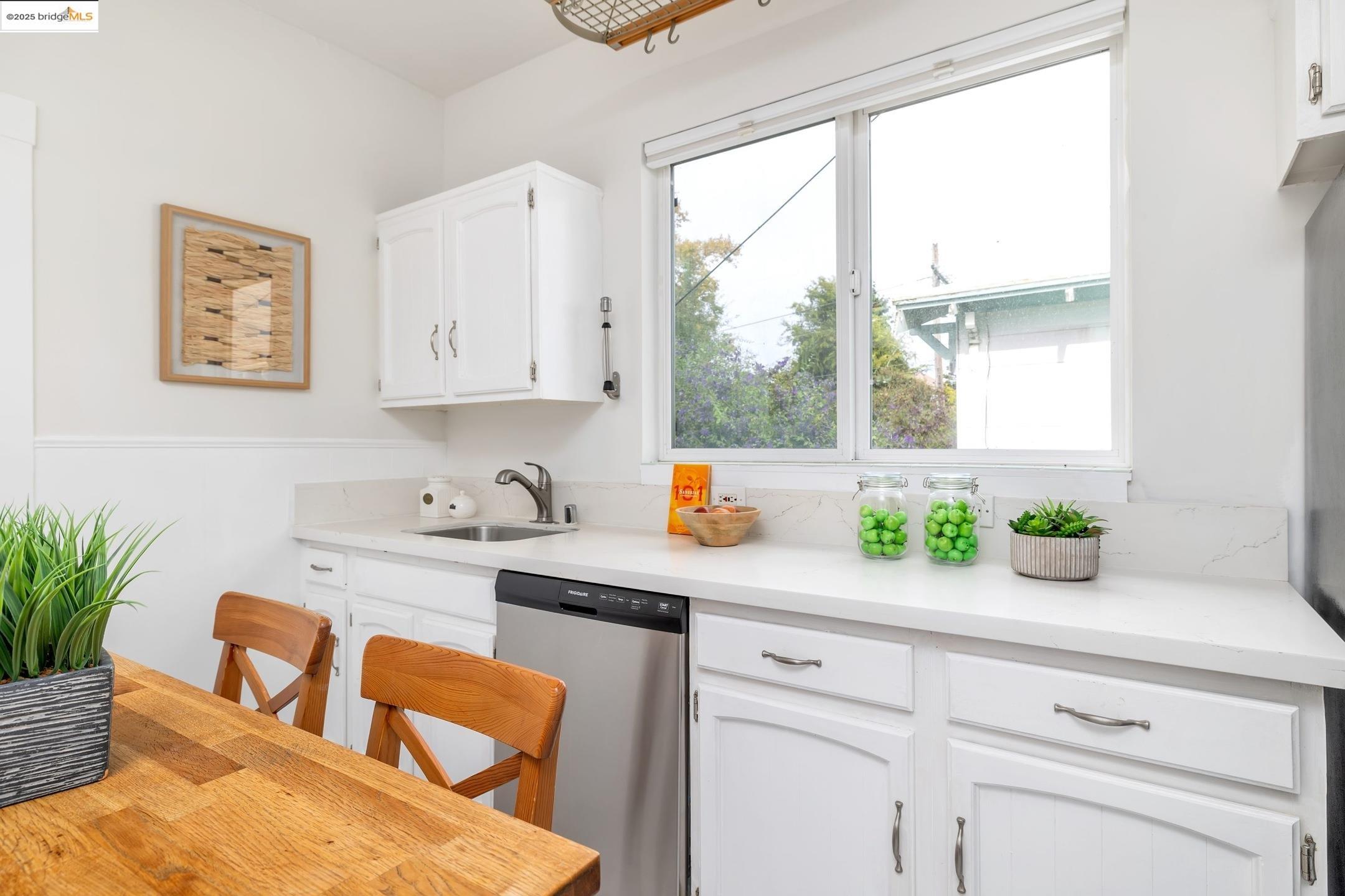 Detail Gallery Image 9 of 45 For 2406 10th, Berkeley,  CA 94710 - 3 Beds | 2 Baths