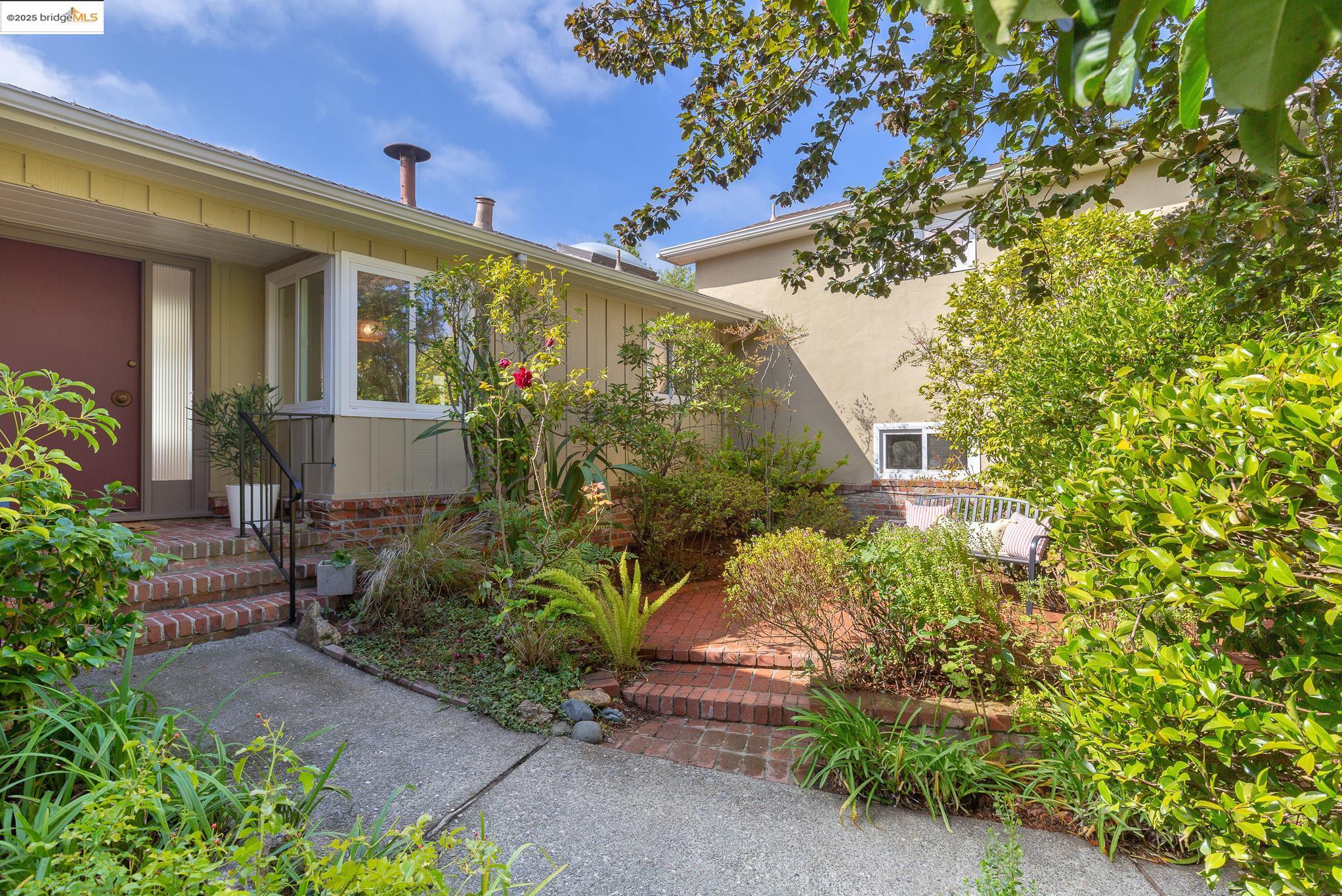 Detail Gallery Image 2 of 60 For 28 Kensington Ct, Kensington,  CA 94707 - 4 Beds | 3 Baths