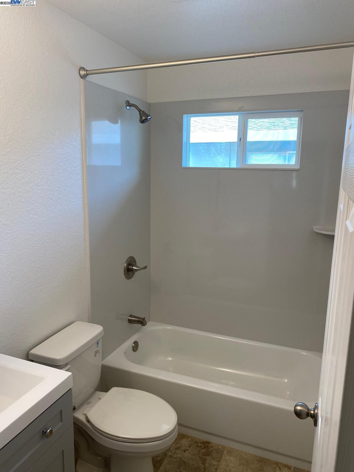 Detail Gallery Image 3 of 7 For 4471 La Cresta Way #4,  Stockton,  CA 95207 - 2 Beds | 1 Baths