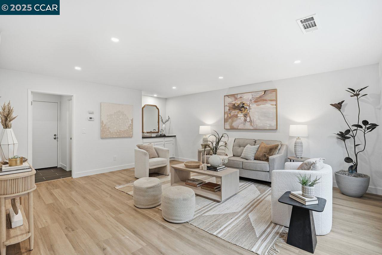 Photo #1: 41115738 Listing: Photo #1